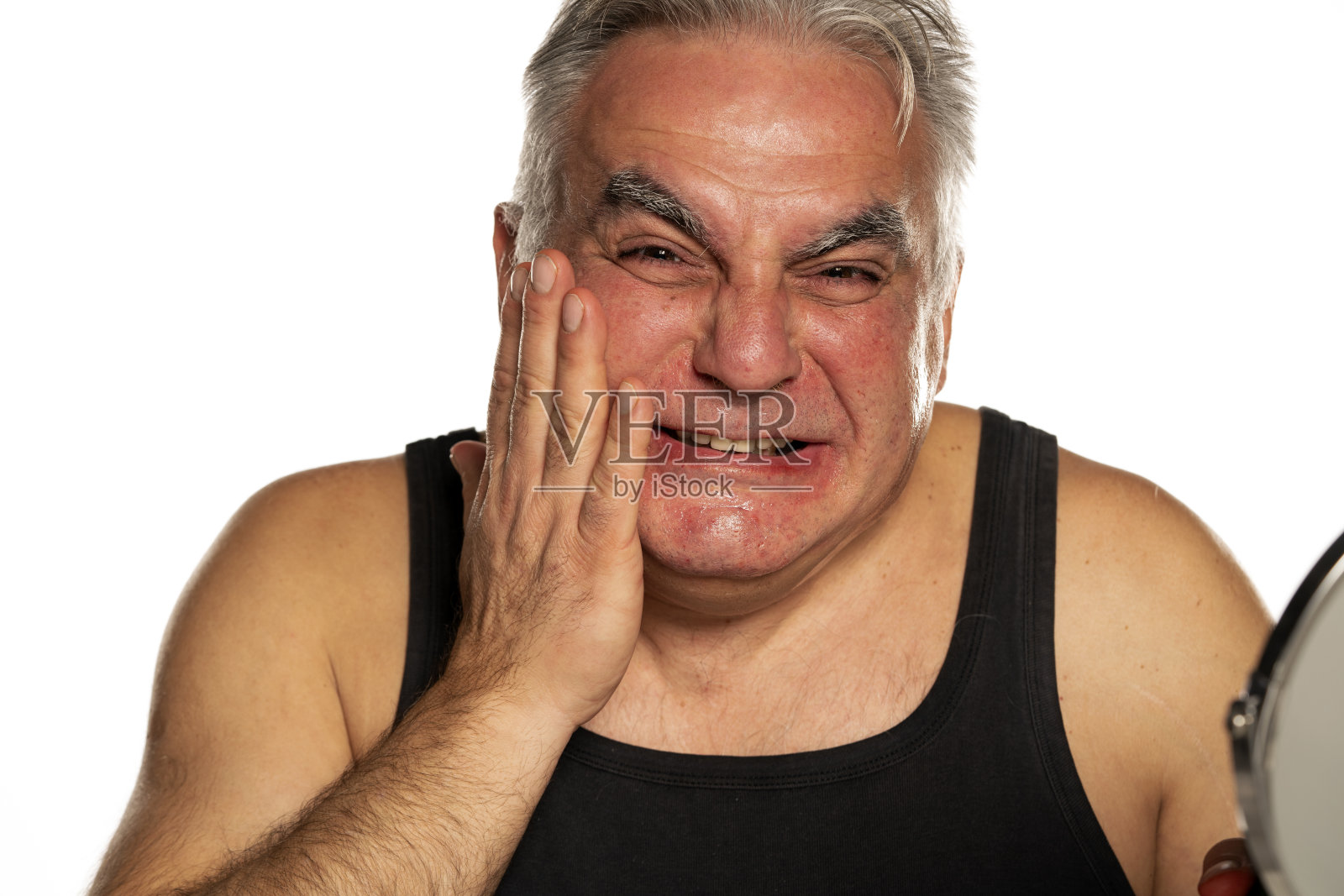 一位中年男子刮完胡子后感到脸上疼痛照片摄影图片