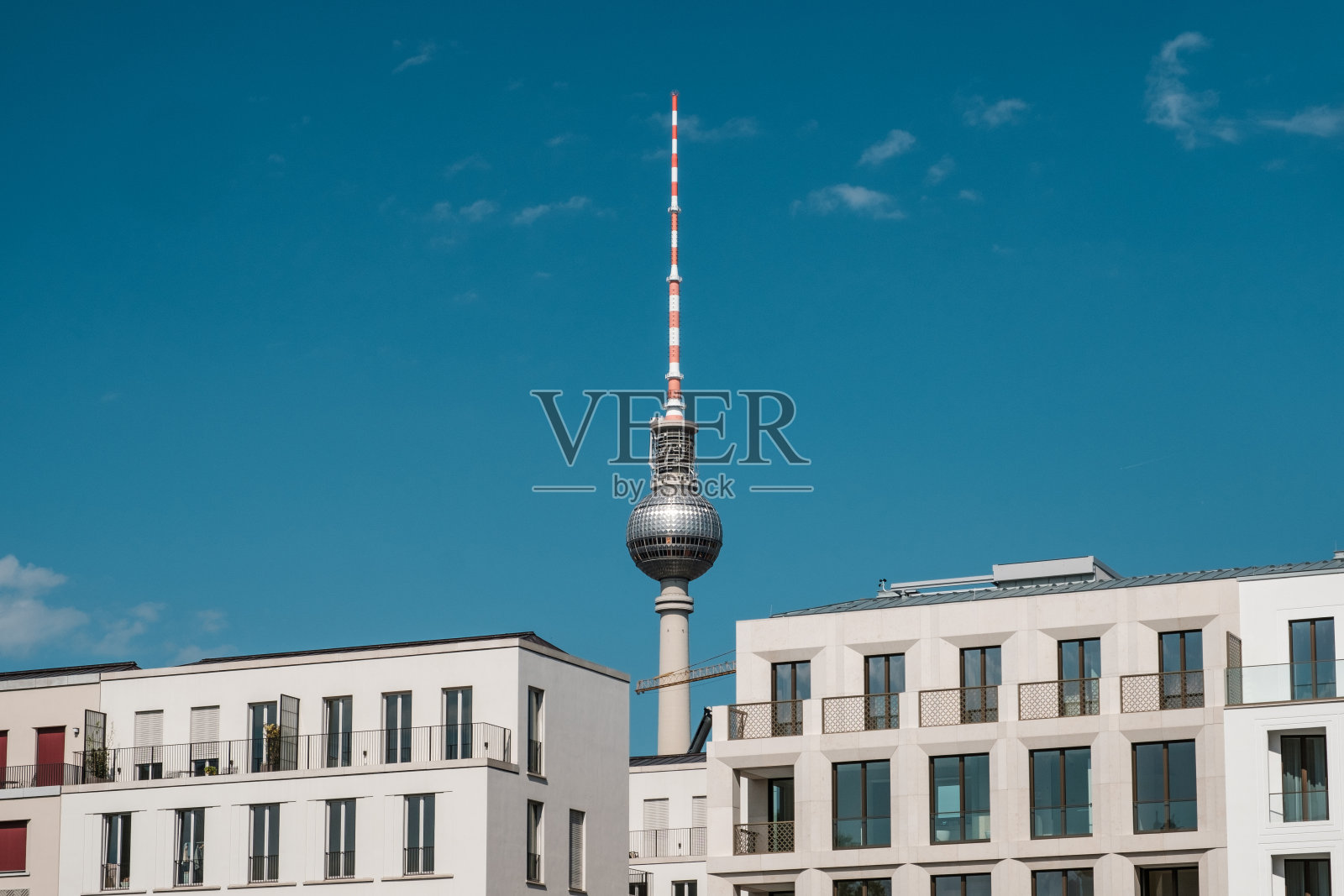 柏林的房地产概念-公寓楼和电视塔照片摄影图片