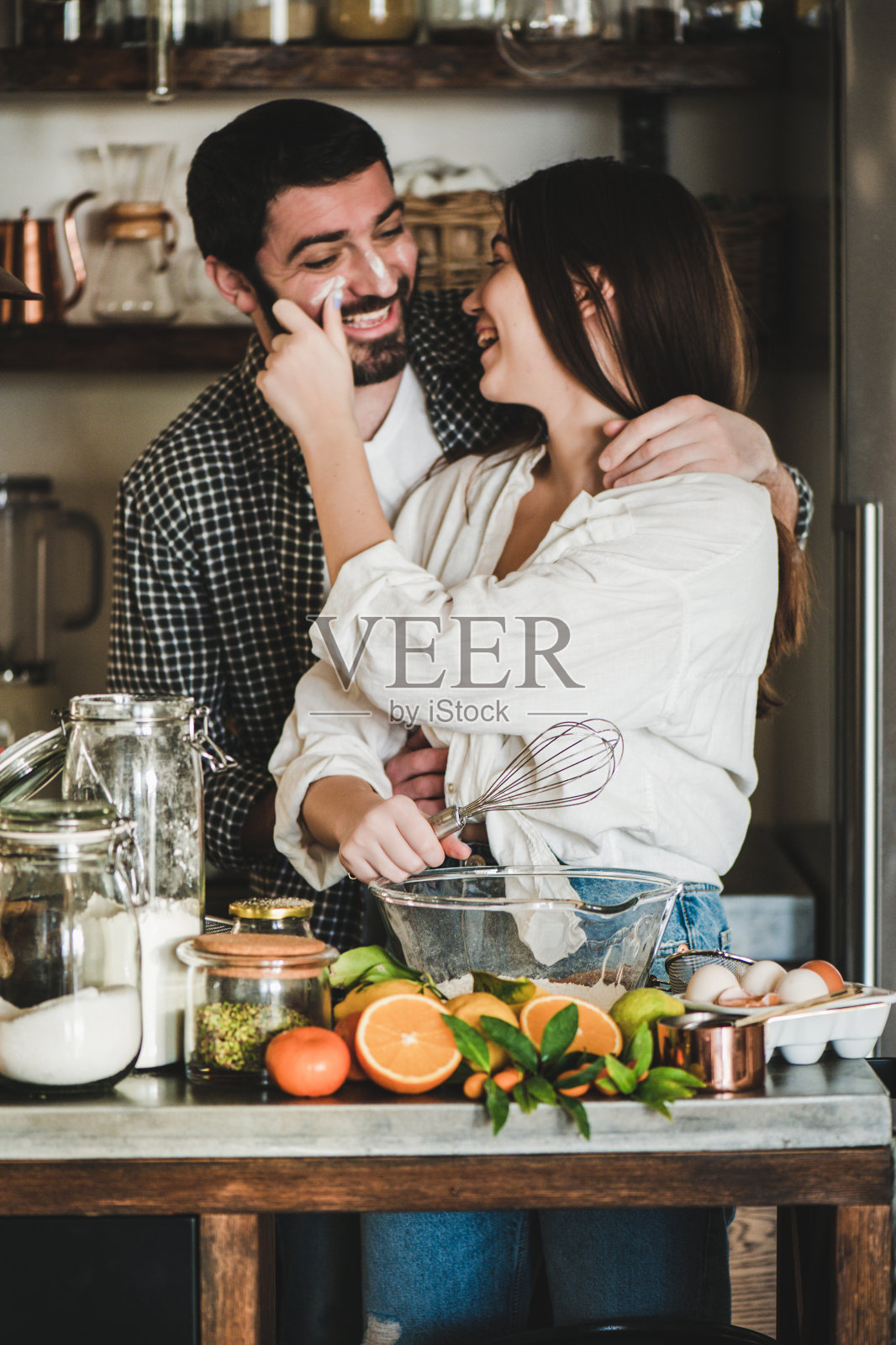 年轻幸福的夫妇在情人节一起烘焙派照片摄影图片