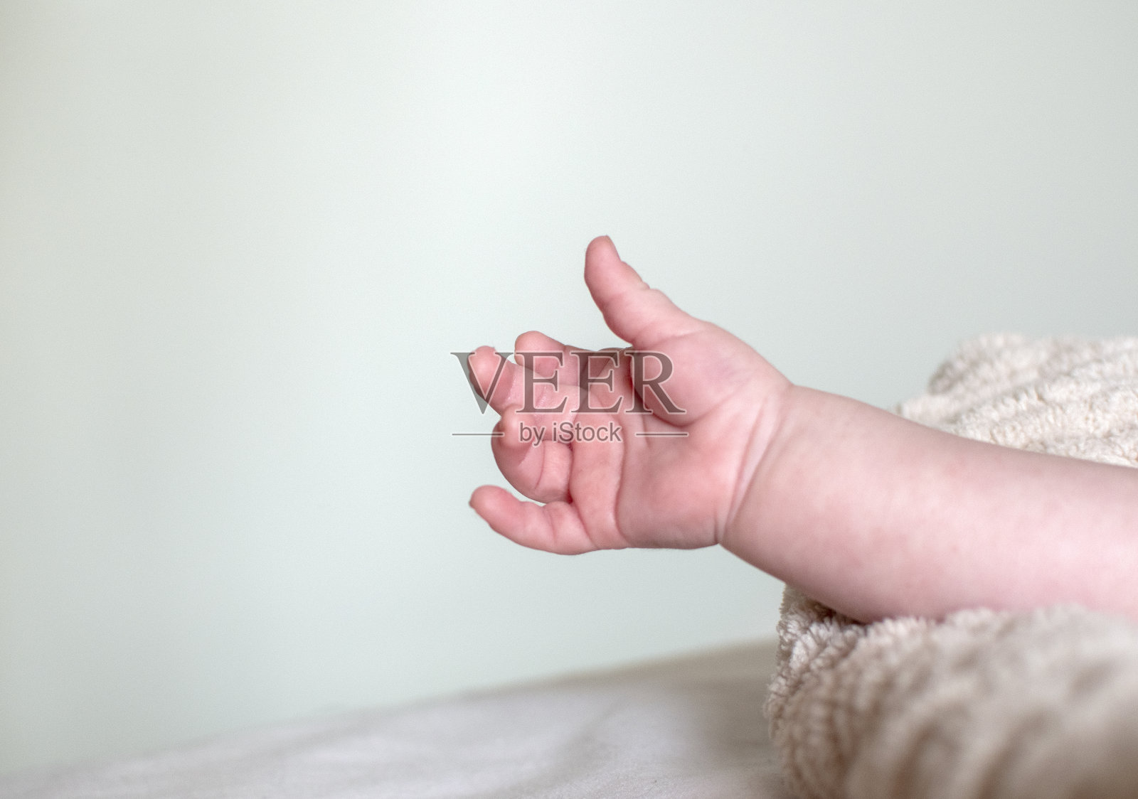 3个月婴儿的小手照片摄影图片