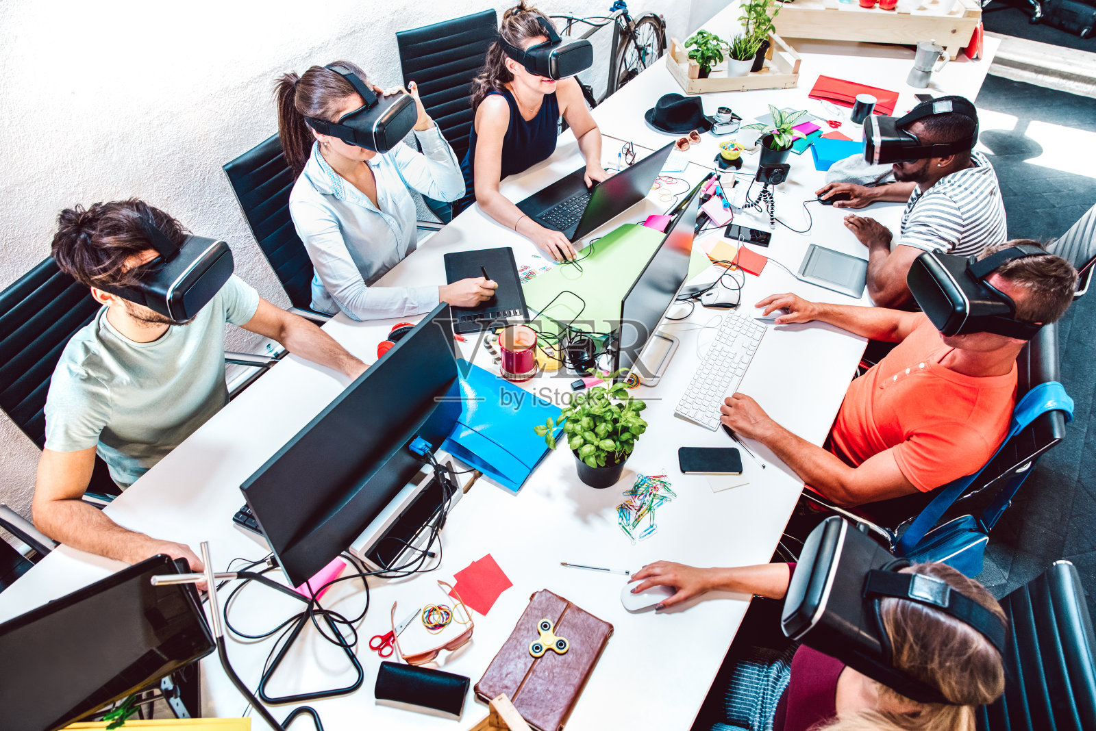 一群专注于虚拟现实眼镜的员工在创业工作室-人力资源业务理念与年轻人技术团队-创业创业者在办公室亮滤照片摄影图片