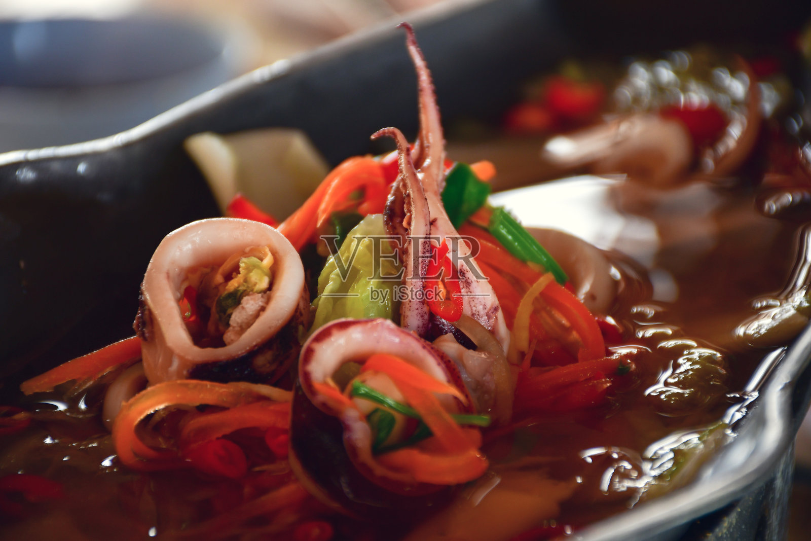 冬阴功是泰国最受欢迎的辣味水煮食物，食材是大虾，照片摄影图片