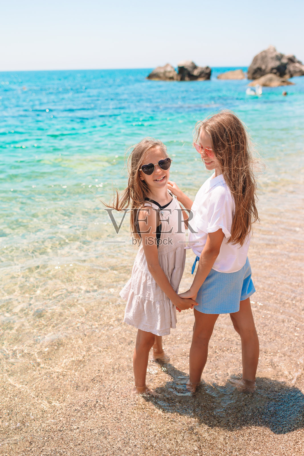 小快乐有趣的女孩有很多乐趣在热带海滩一起玩照片摄影图片