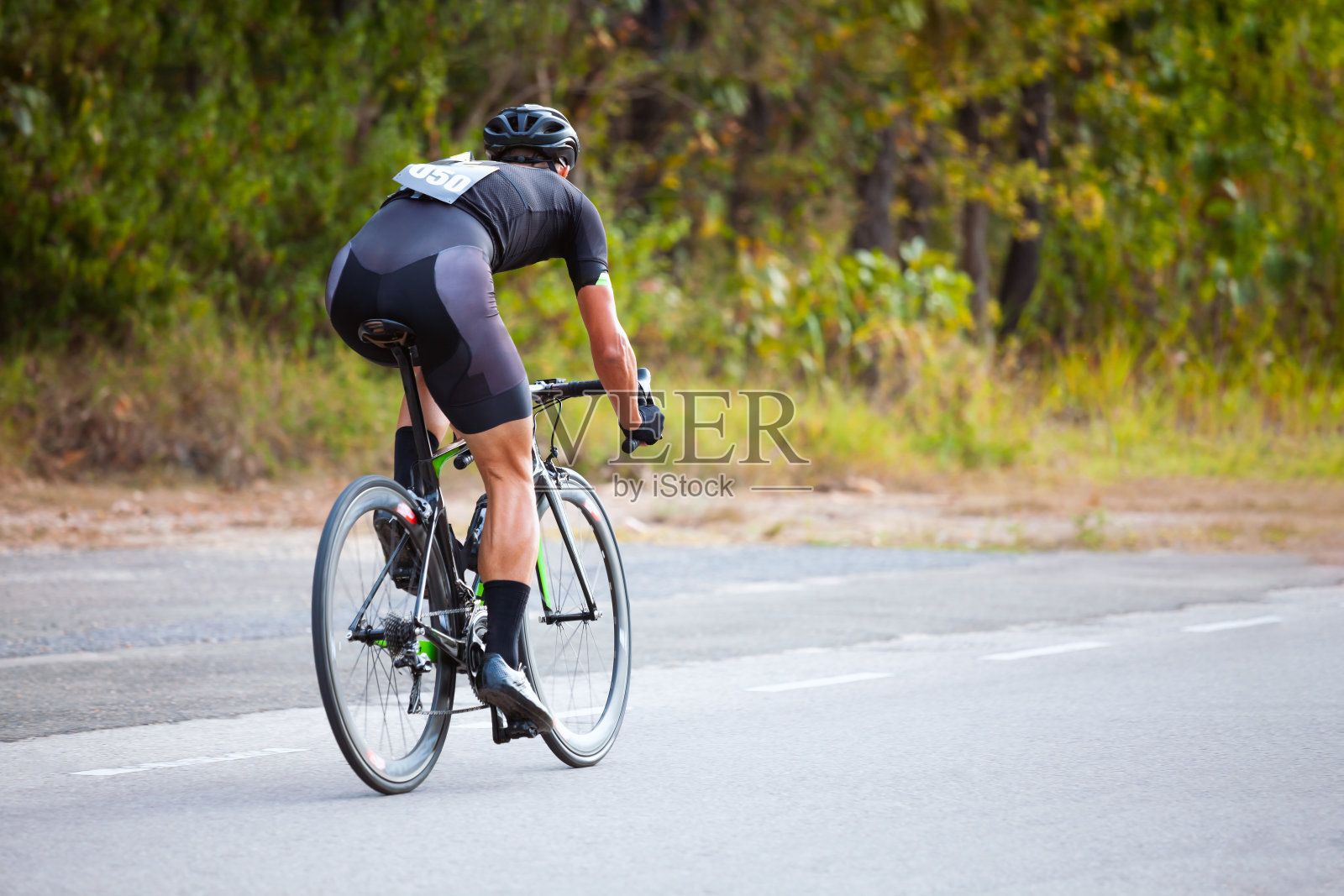 在自行车比赛中的职业自行车手照片摄影图片