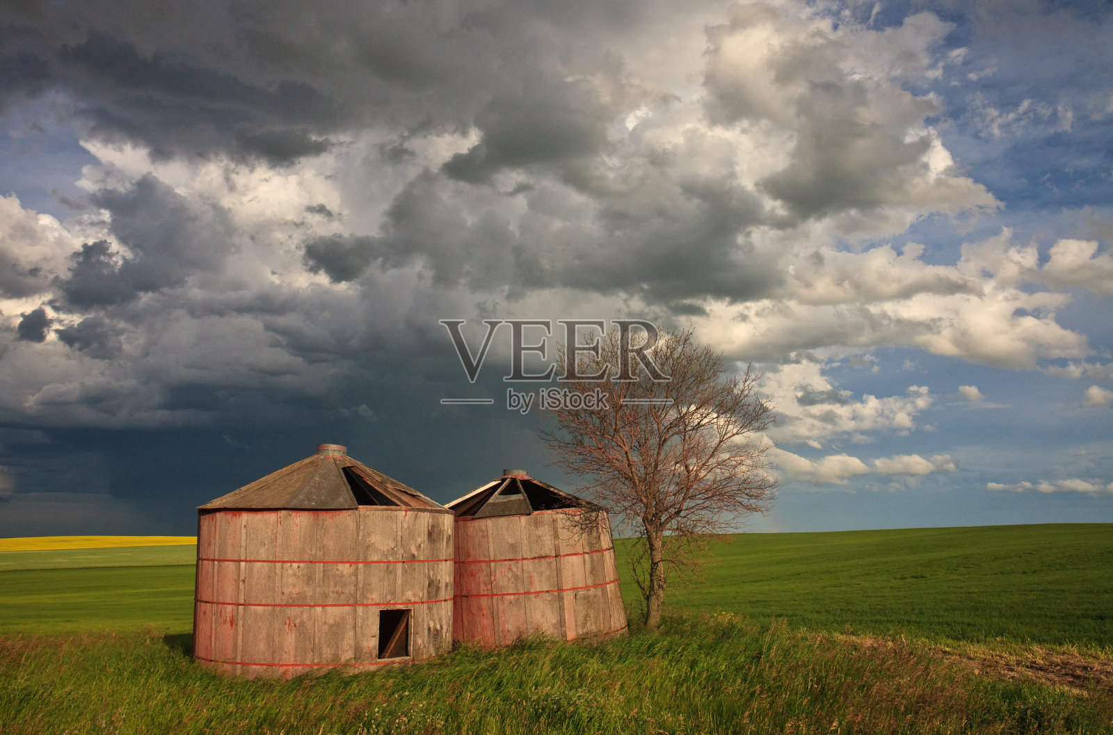 谷物箱和大平原上的暴风雨天空照片摄影图片