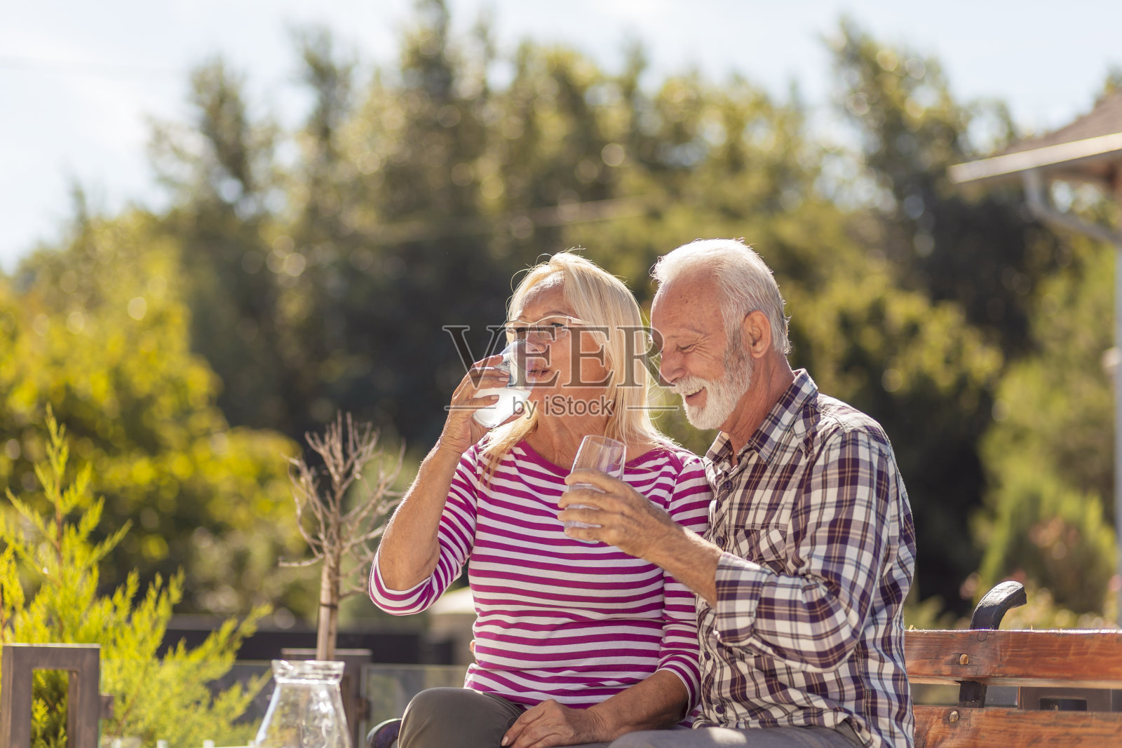 一对老年夫妇在自家阳台上喝柠檬水照片摄影图片