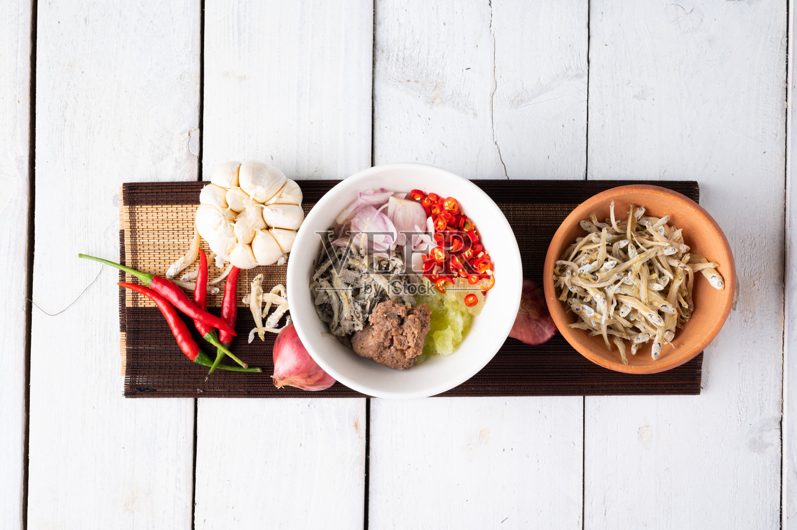普吉岛鱼干酱辣椒酱(南普瑞克普拉清昌)泰国南部食品照片摄影图片