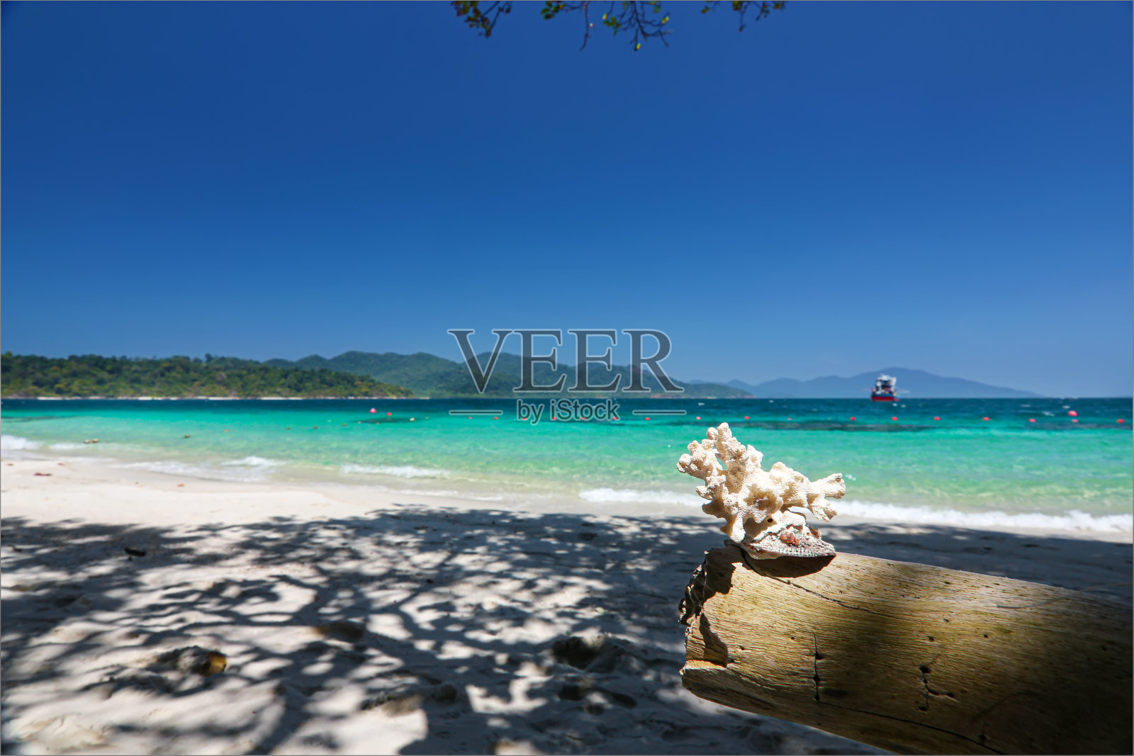 在美丽的泰国旅游岛“Koh Lipe”，白色的沙滩和绿松石般的海水与和平清澈的蓝天背景景观照片摄影图片