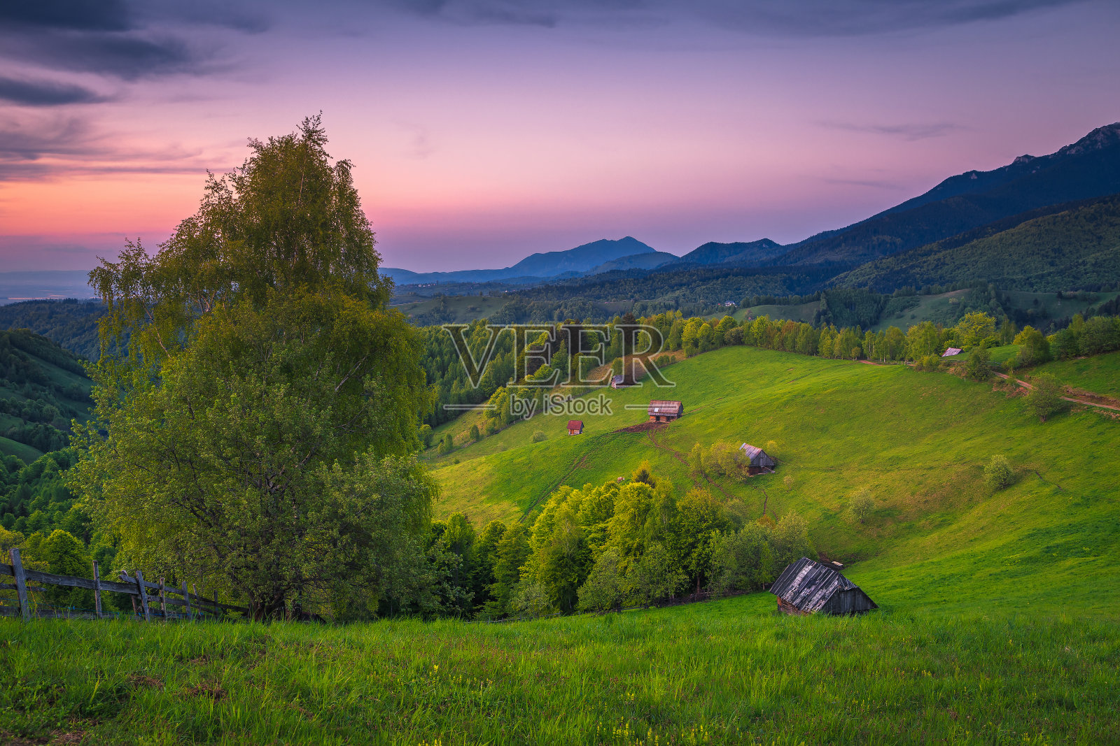 日落时美丽的夏日乡村景色，西蒙，罗马尼亚照片摄影图片