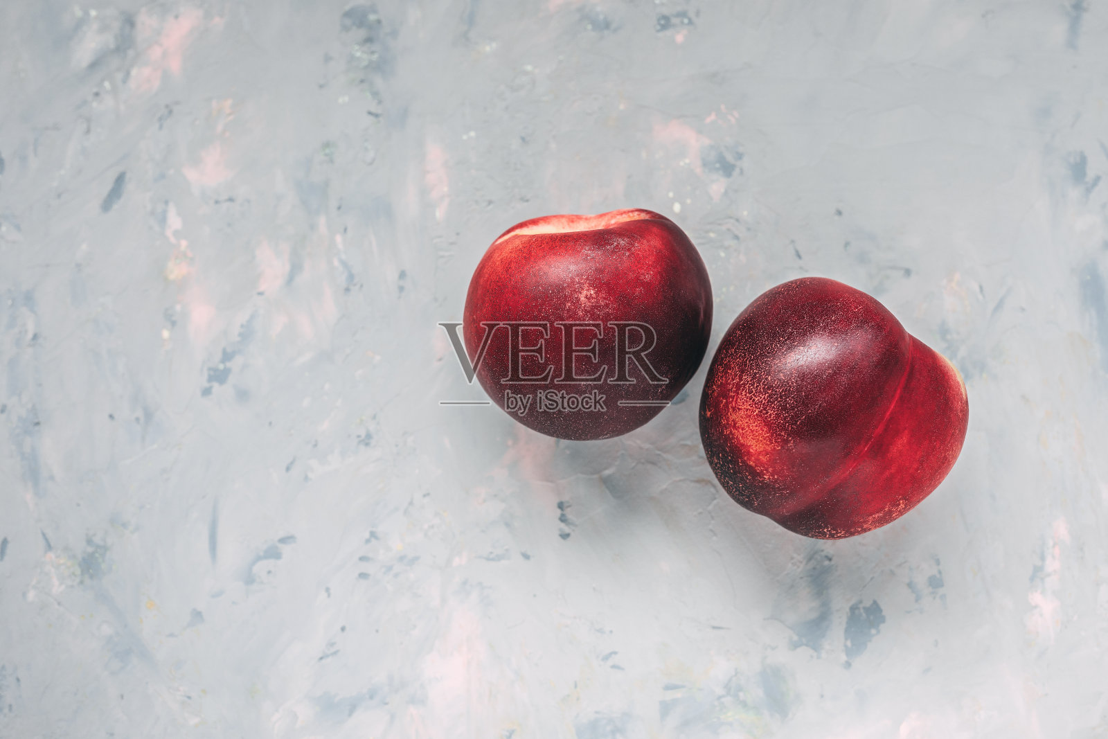 两个红色的成熟油桃果实，近距离照片摄影图片