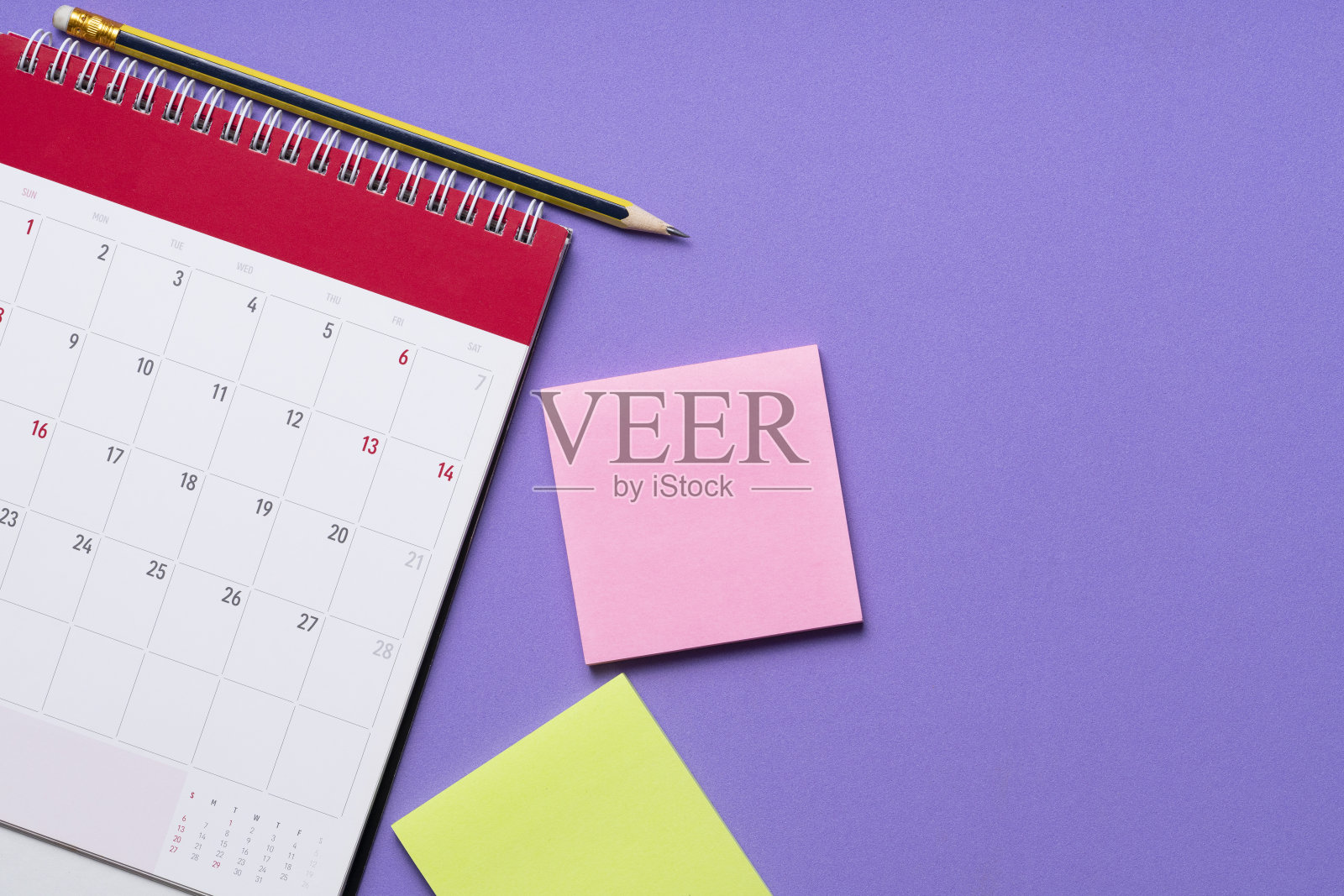 近距离的日历放在紫色的桌子上作为背景，规划商务会议或旅行的规划概念照片摄影图片