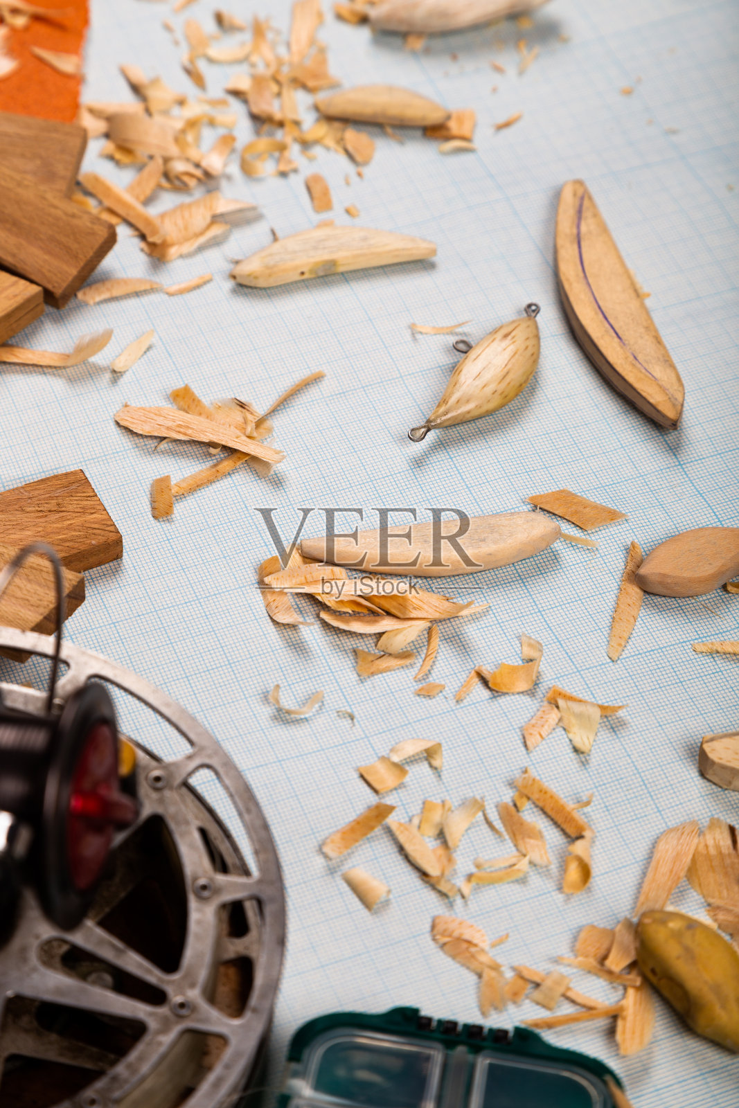 手工木制渔具图形纸背景与工具和空白。照片摄影图片