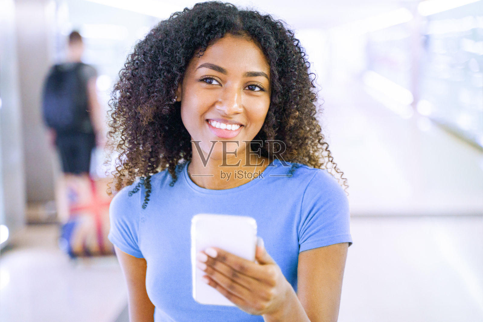 黑人女孩在地铁站用手机的肖像照片摄影图片