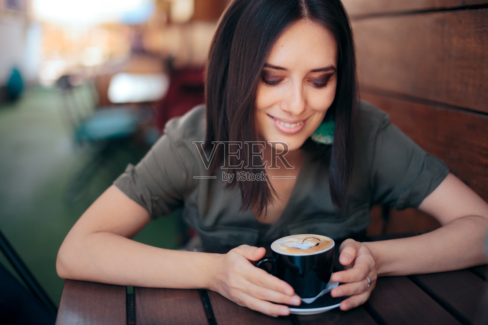 快乐的女人在户外餐厅喝咖啡照片摄影图片