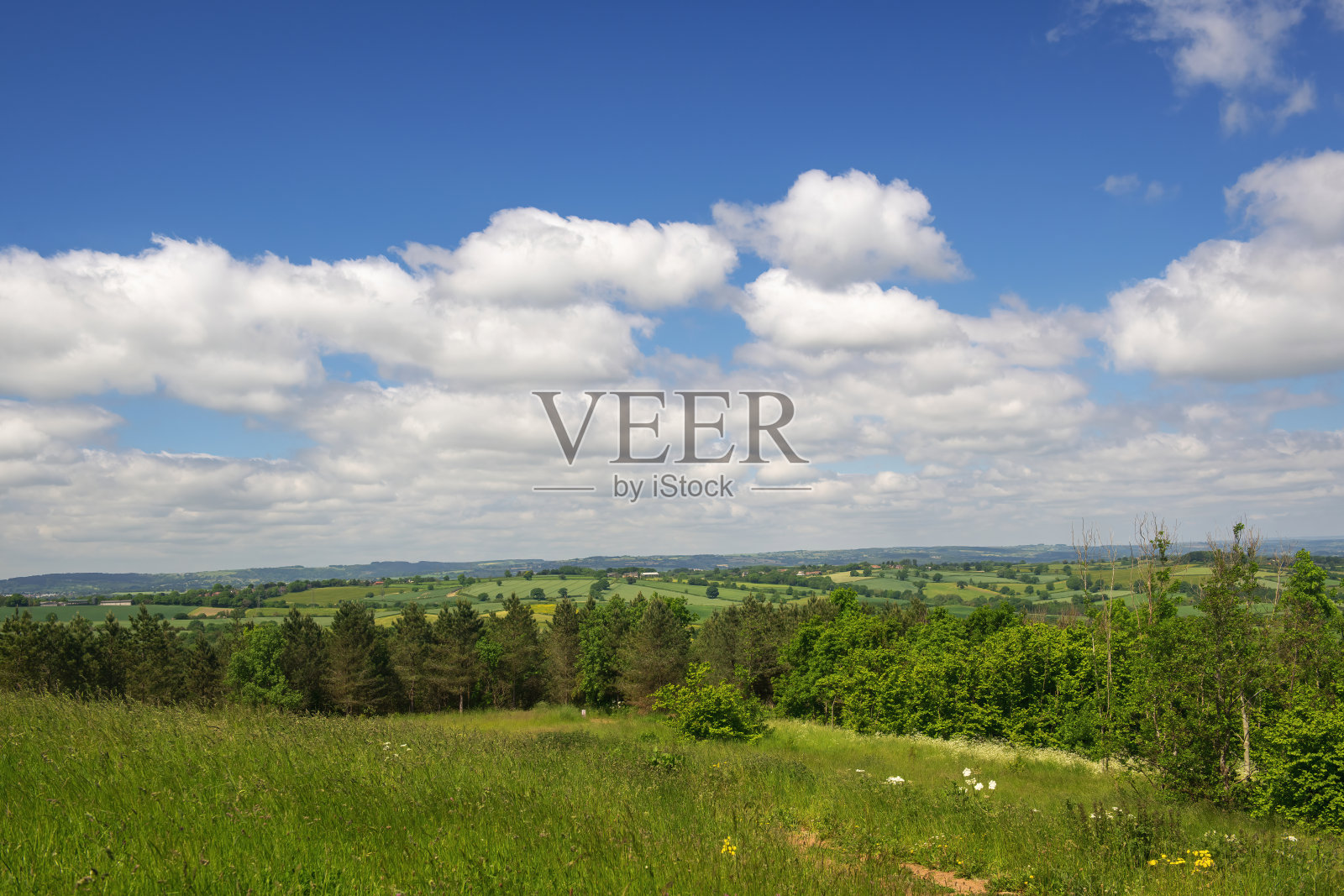 在英国诺丁汉郡，从特维萨尔附近的山顶俯瞰周围的乡村。照片摄影图片