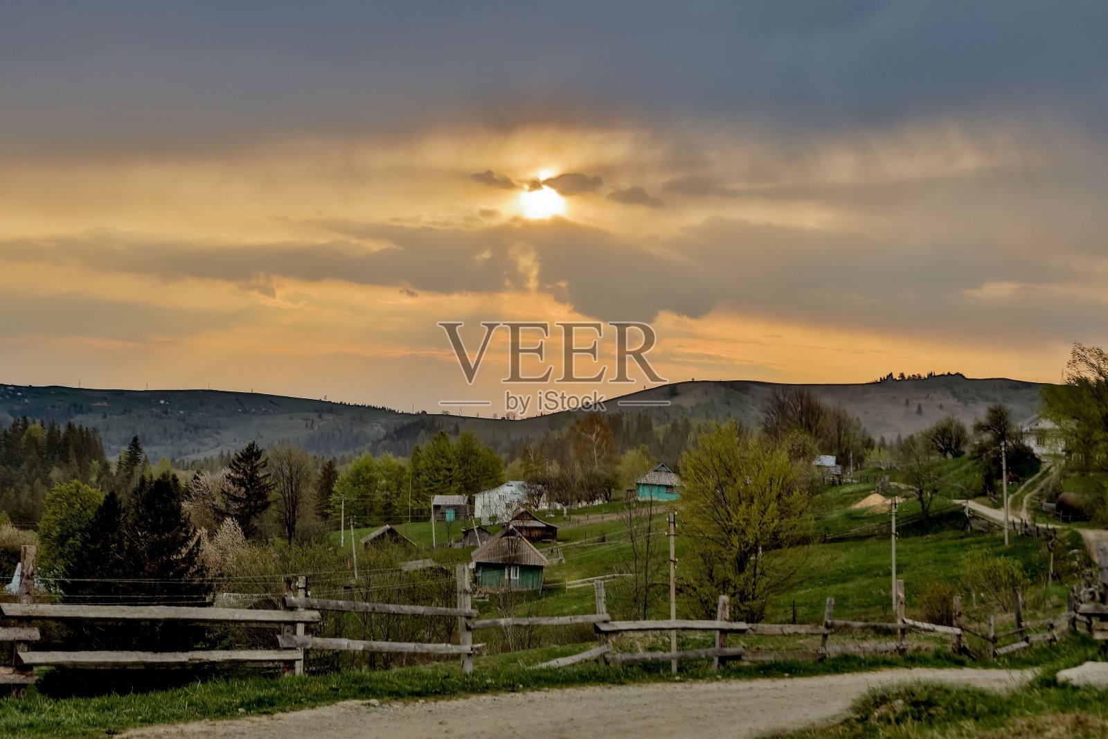 美丽的夏日日落风景。欧洲乌克兰喀尔巴阡附近的村庄。照片摄影图片
