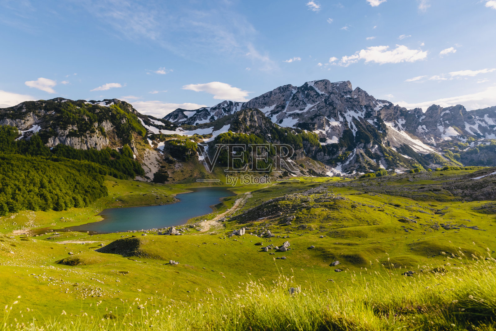 在黑山的Durmitor国家公园，美丽的蓝色湖泊和山脉照片摄影图片