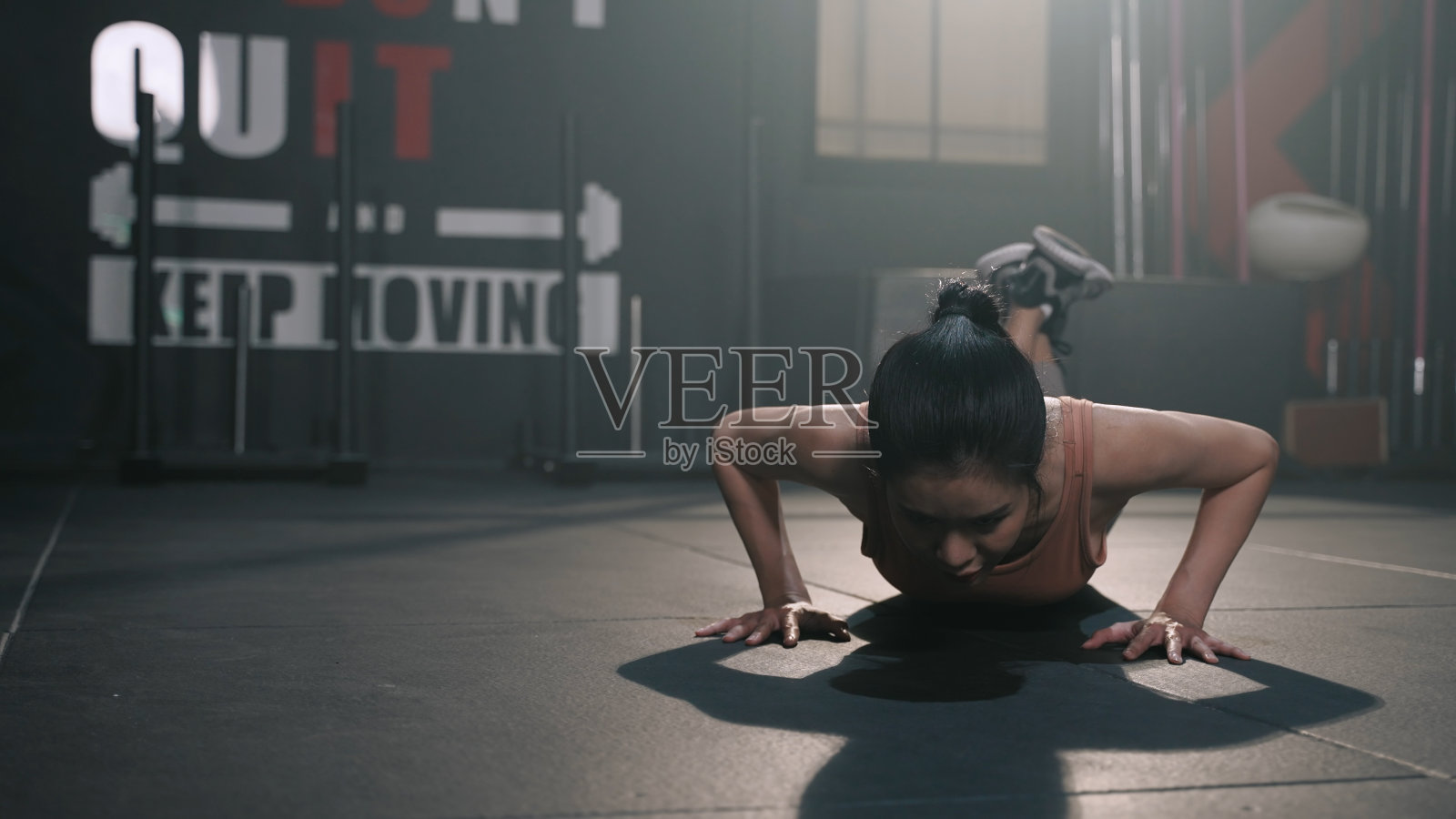 积极的亚洲女性运动健身健身健身生活方式在健身馆做俯卧撑健身健身生活方式，运动员肌肉强壮和健康的身体。照片摄影图片