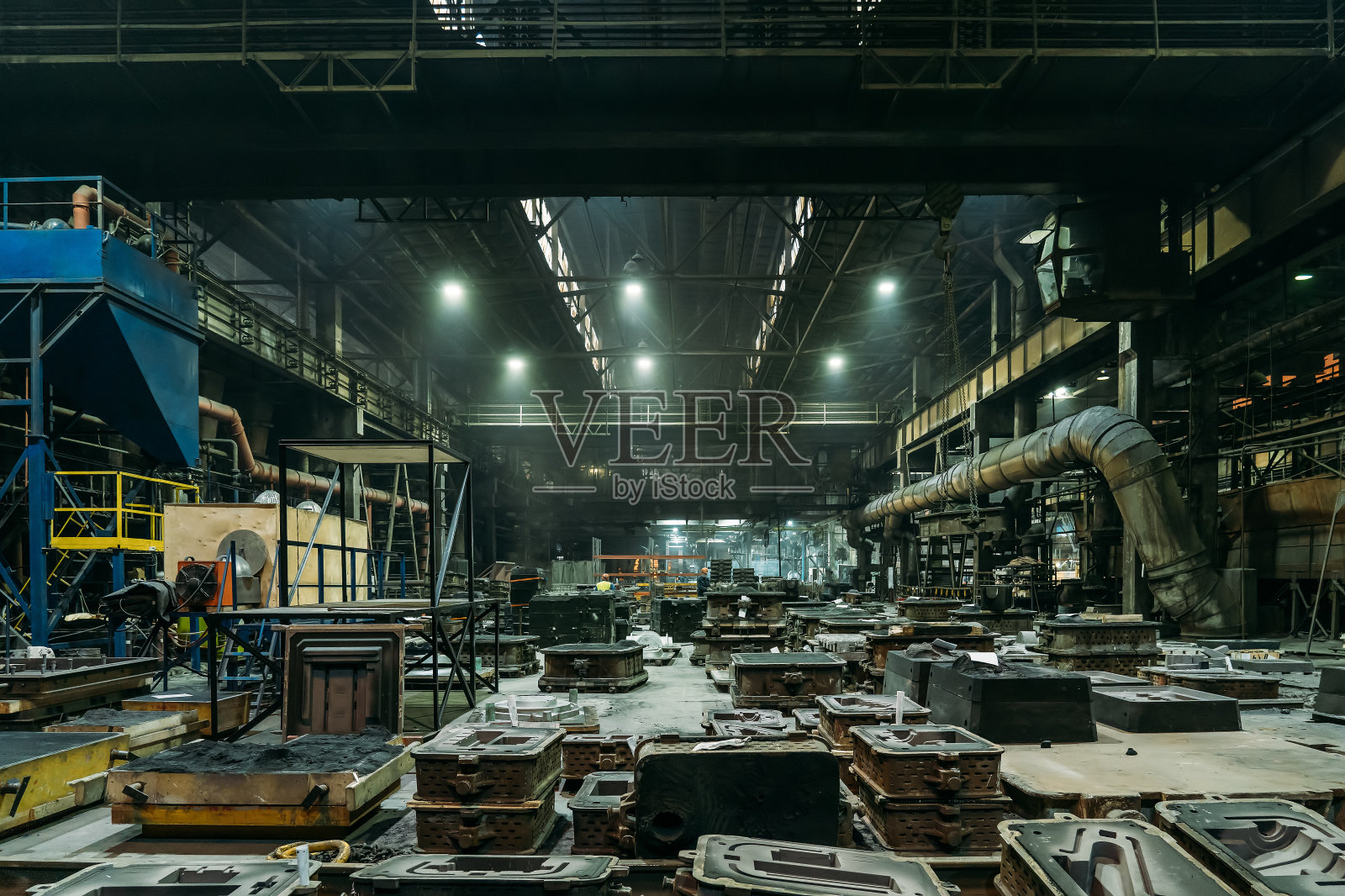 工业工程冶金车间用模具进行金属铸造。冶金重工业。钢铁生产工厂照片摄影图片