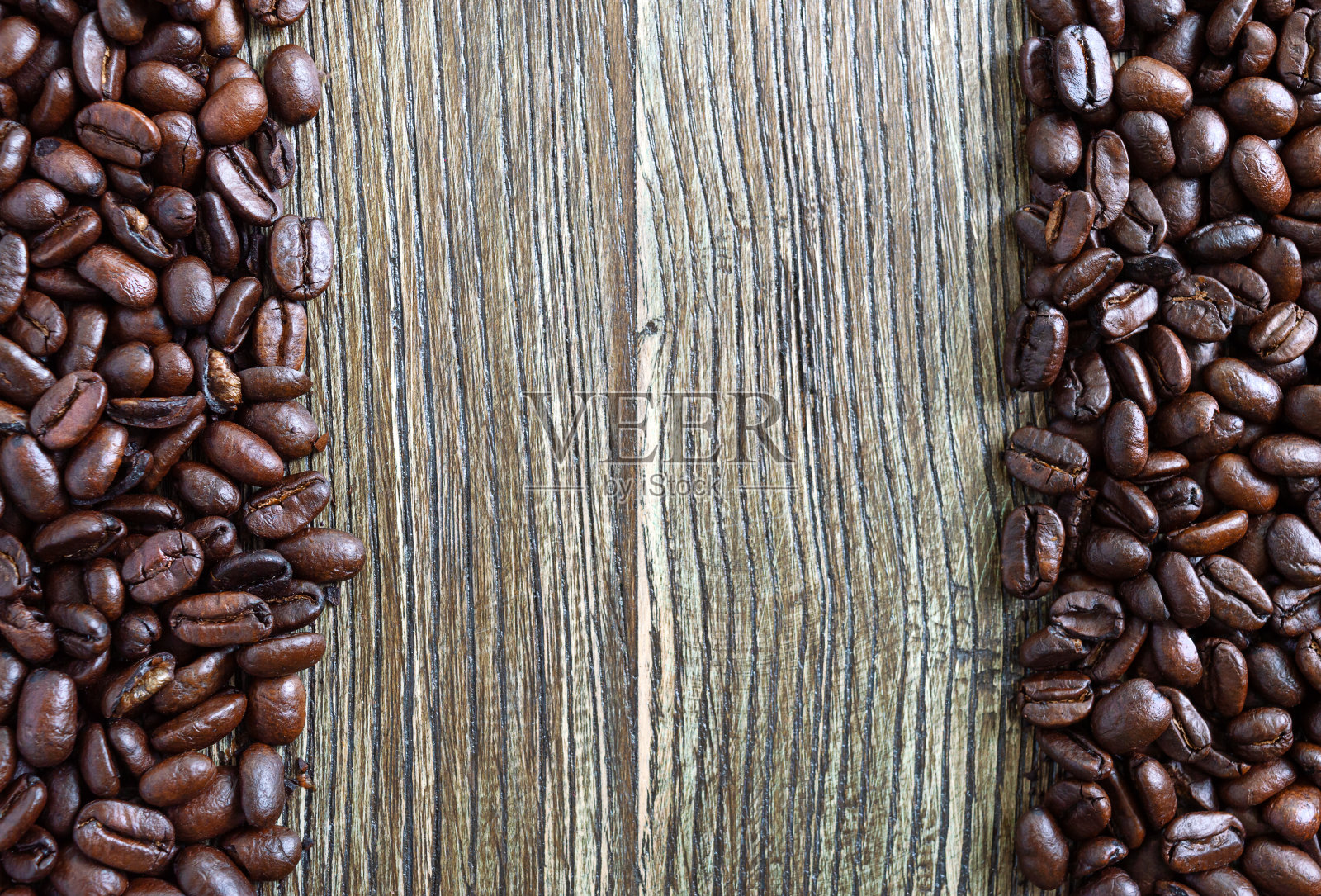 木质背景上的咖啡豆。模仿与复制空间。照片摄影图片