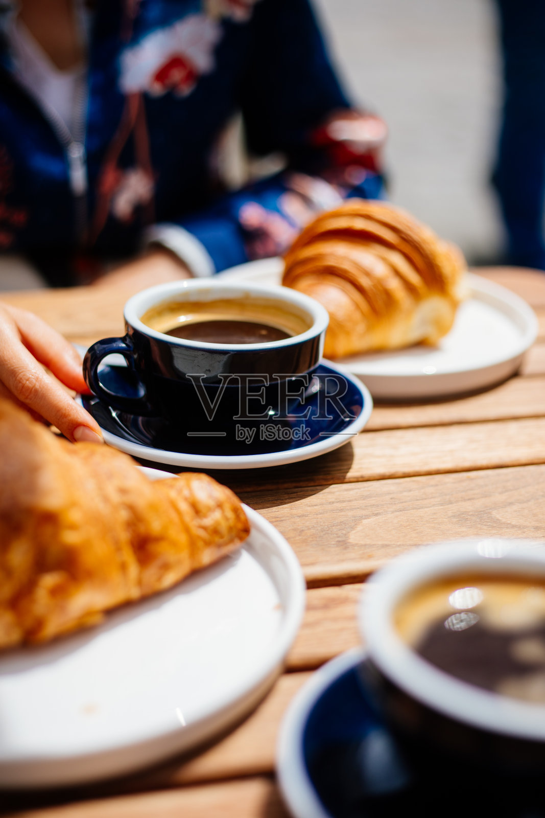 早餐，牛角面包，咖啡照片摄影图片