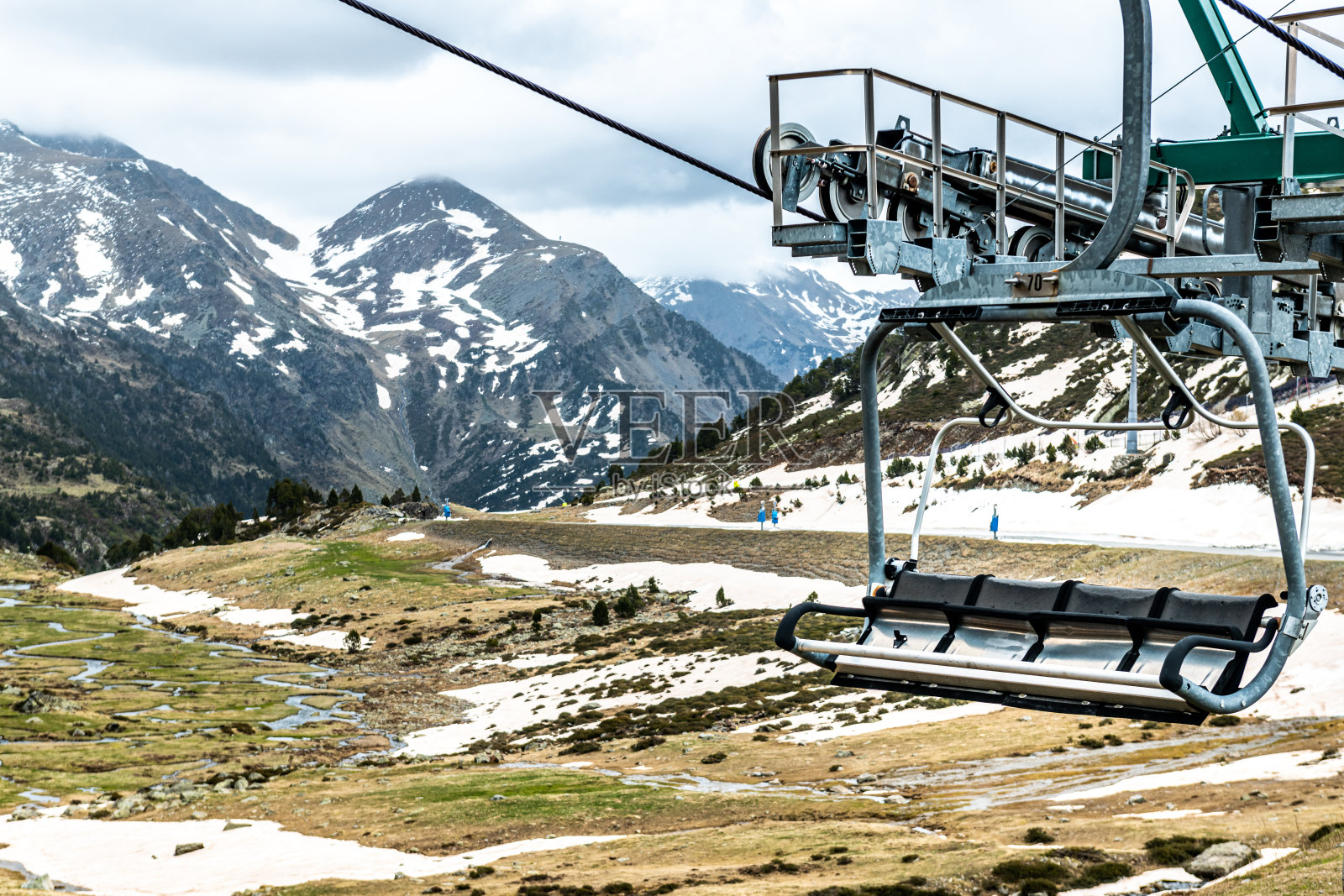 比利牛斯山的滑雪缆车照片摄影图片