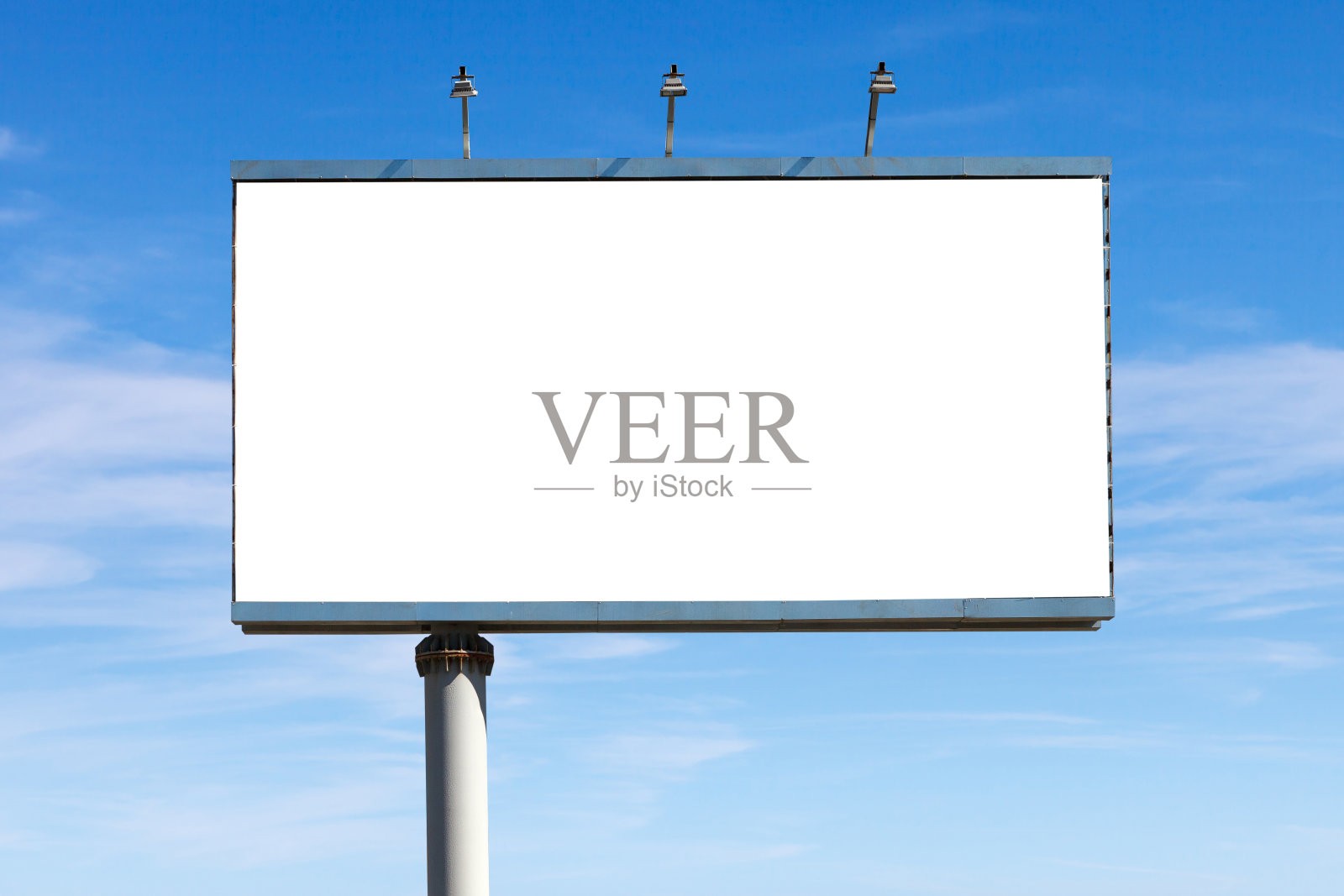 大水平空白广告牌在蓝天的背景，模拟照片摄影图片