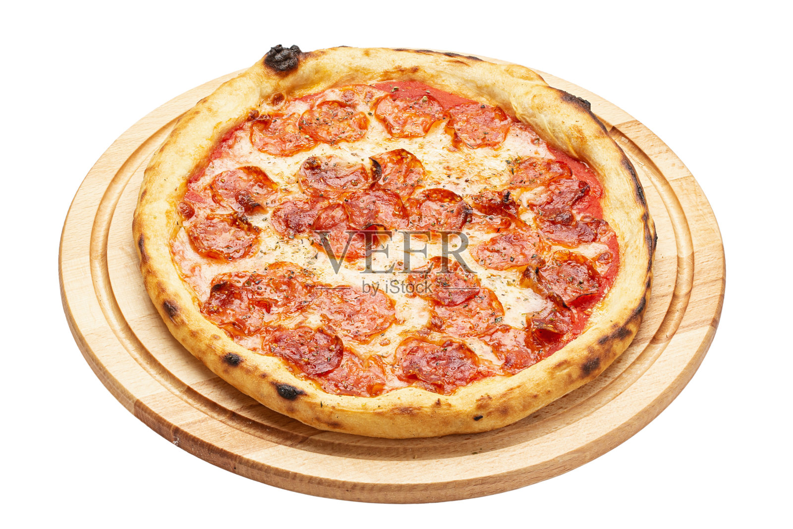 美味的意大利辣香肠披萨，在一个木制的盘子孤立的白色背景。概念广告传单和海报的餐厅或披萨店。照片摄影图片