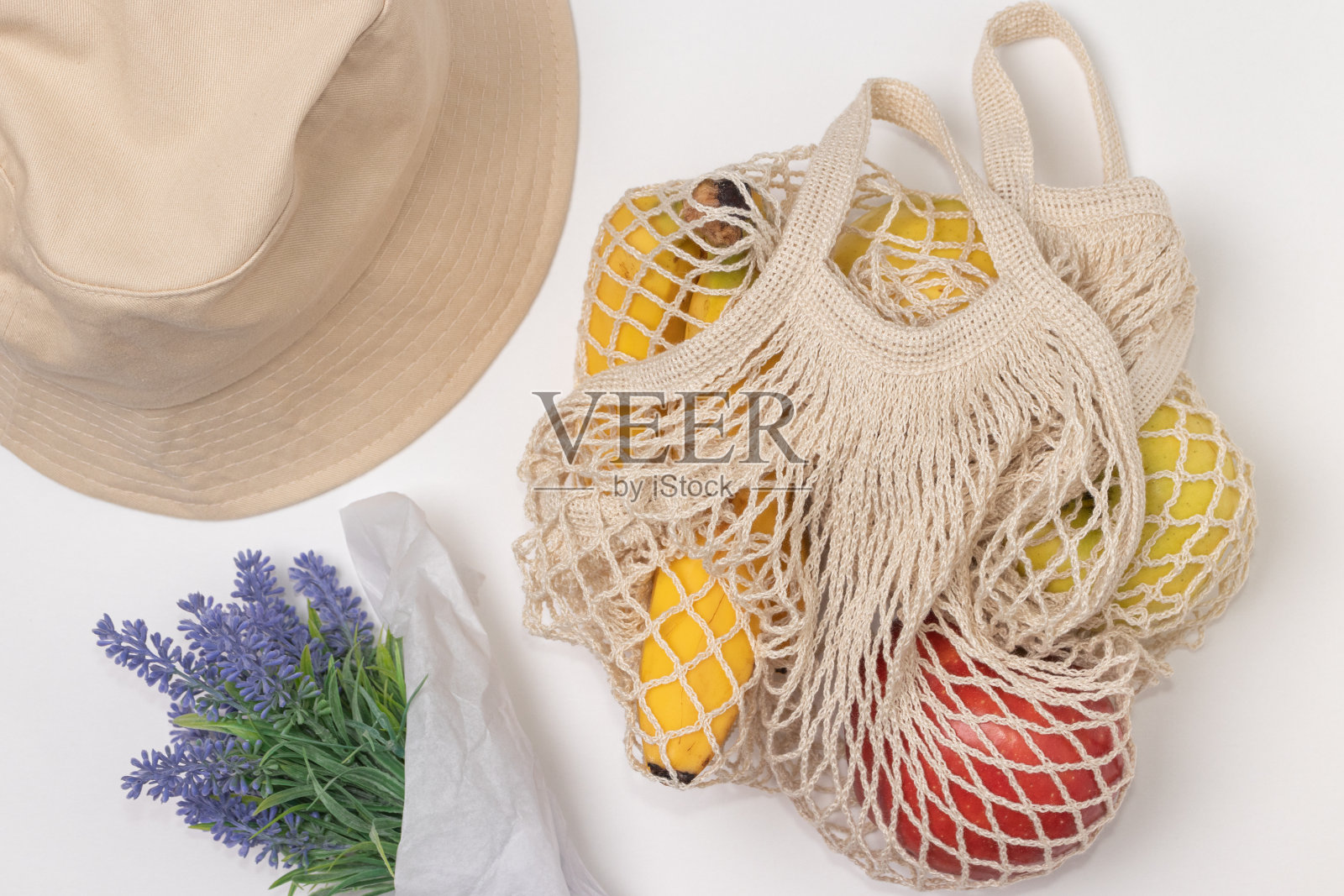 棉网可重复使用的购物手提袋水果，鲜花和帽子。照片摄影图片