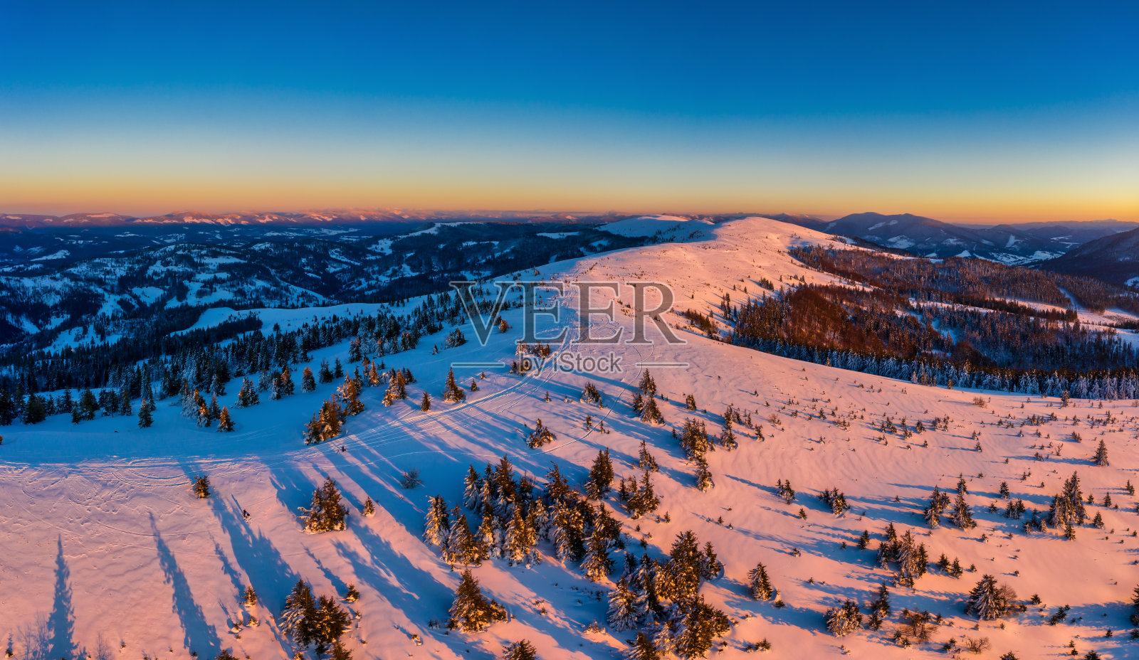 乌克兰Pylypets村附近，喀尔巴阡山脉覆盖着第一场雪，景色十分美妙照片摄影图片