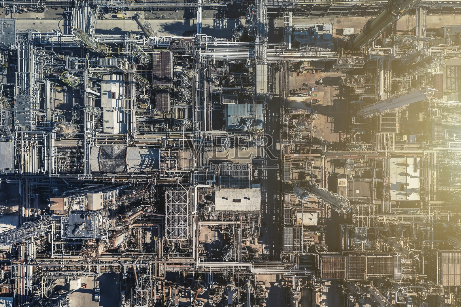炼厂工业区鸟瞰图，钢质管道及油气储罐照片摄影图片