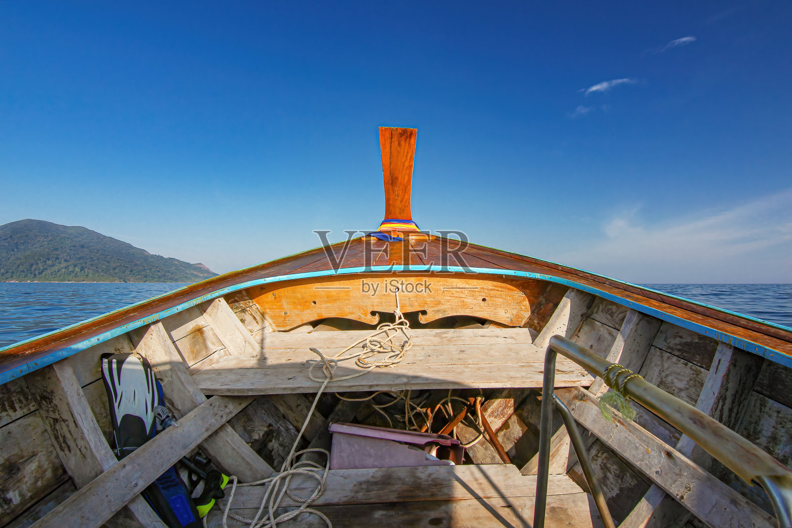泰国木船在海中旅行海洋与Koh Lipe和晴朗的云蓝天背景景观照片摄影图片