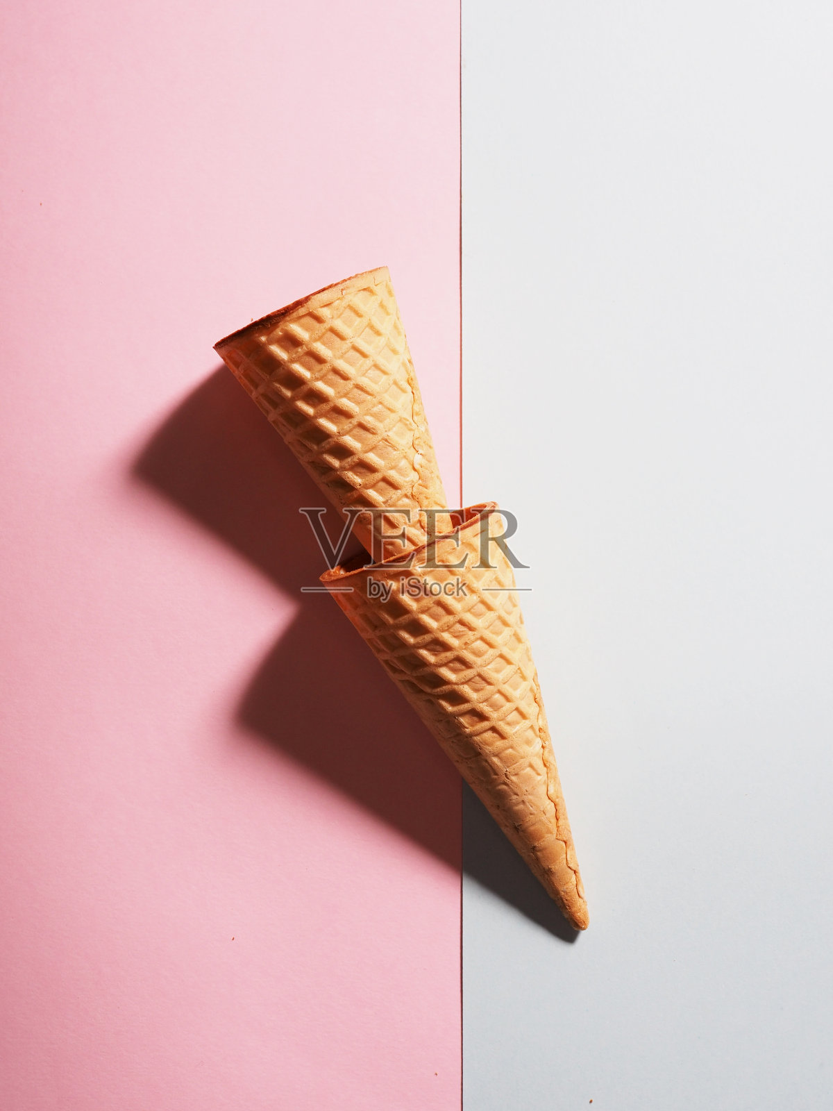 两个华夫饼杯冰淇淋在彩色的背景，极简主义风格照片摄影图片