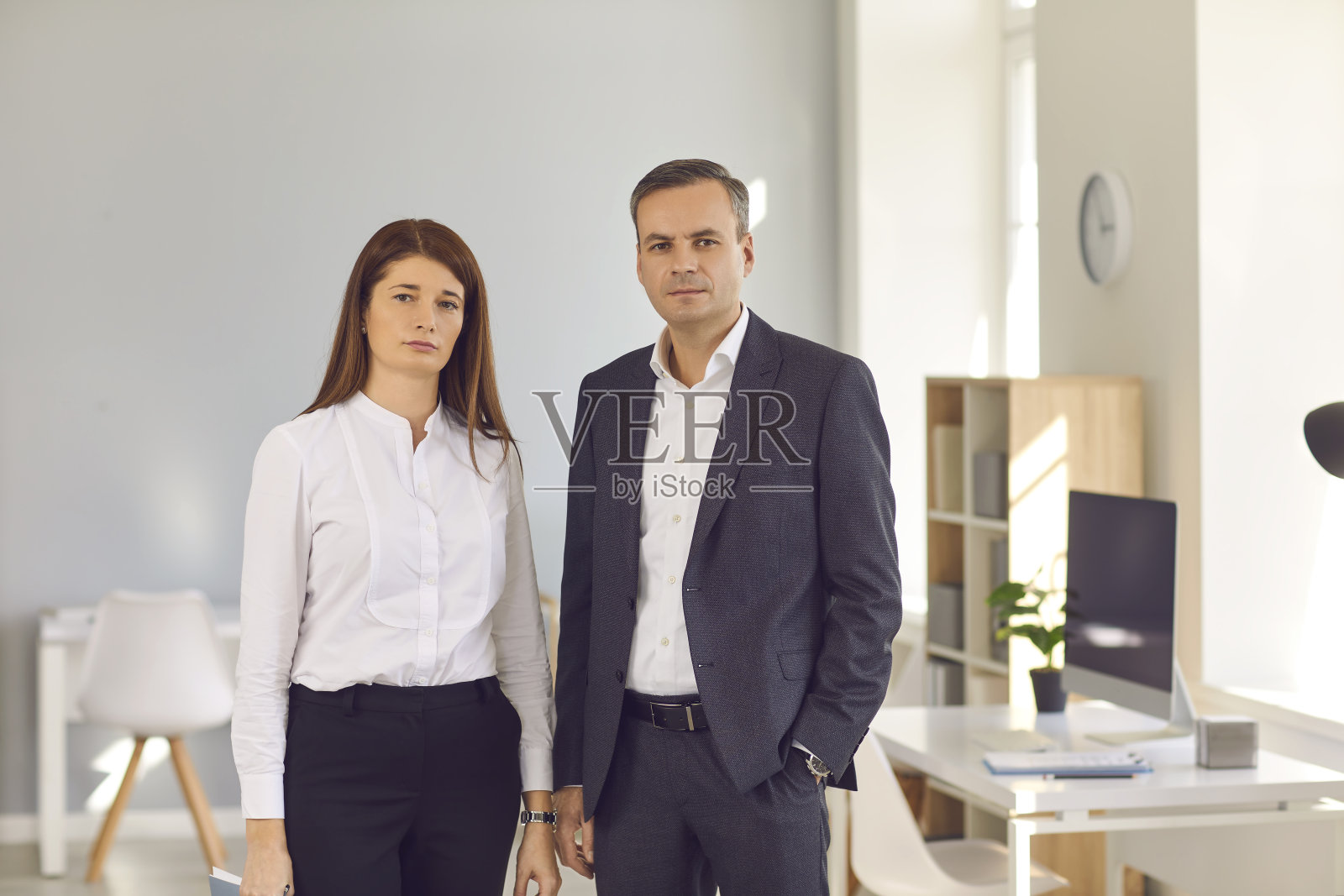 自信的千禧一代商业伙伴的肖像，男女站在办公室大厅。照片摄影图片