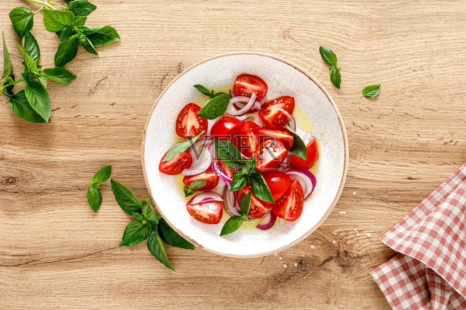 番茄沙拉配洋葱，新鲜罗勒和橄榄油，俯视图照片摄影图片