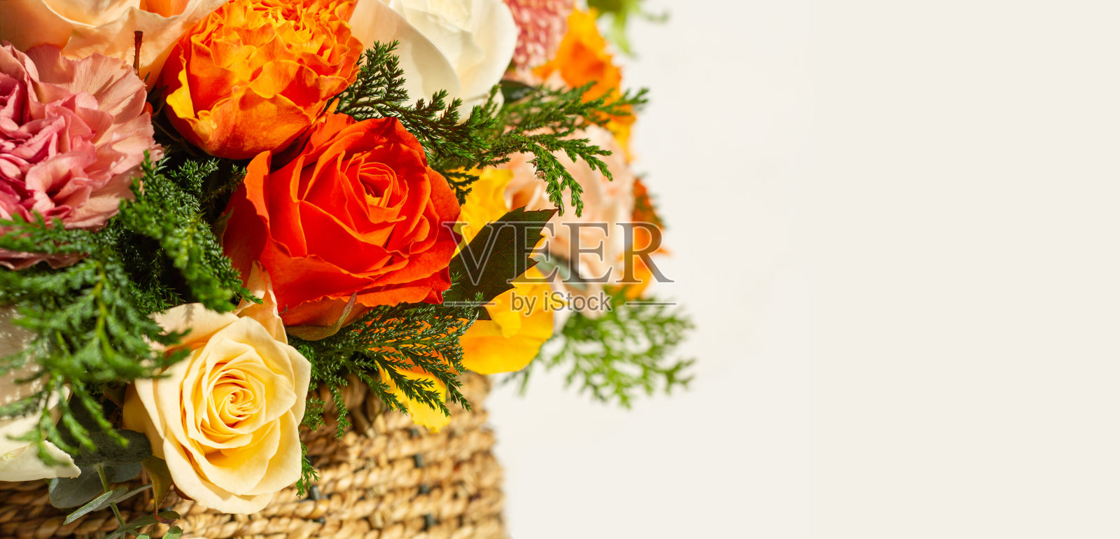 美丽的花束明亮的鲜花特写在篮子与复制空间。照片摄影图片