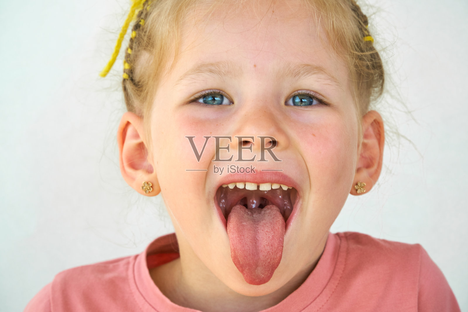 舌头伸着的漂亮年轻女人照片摄影图片_ID:311789442-Veer图库