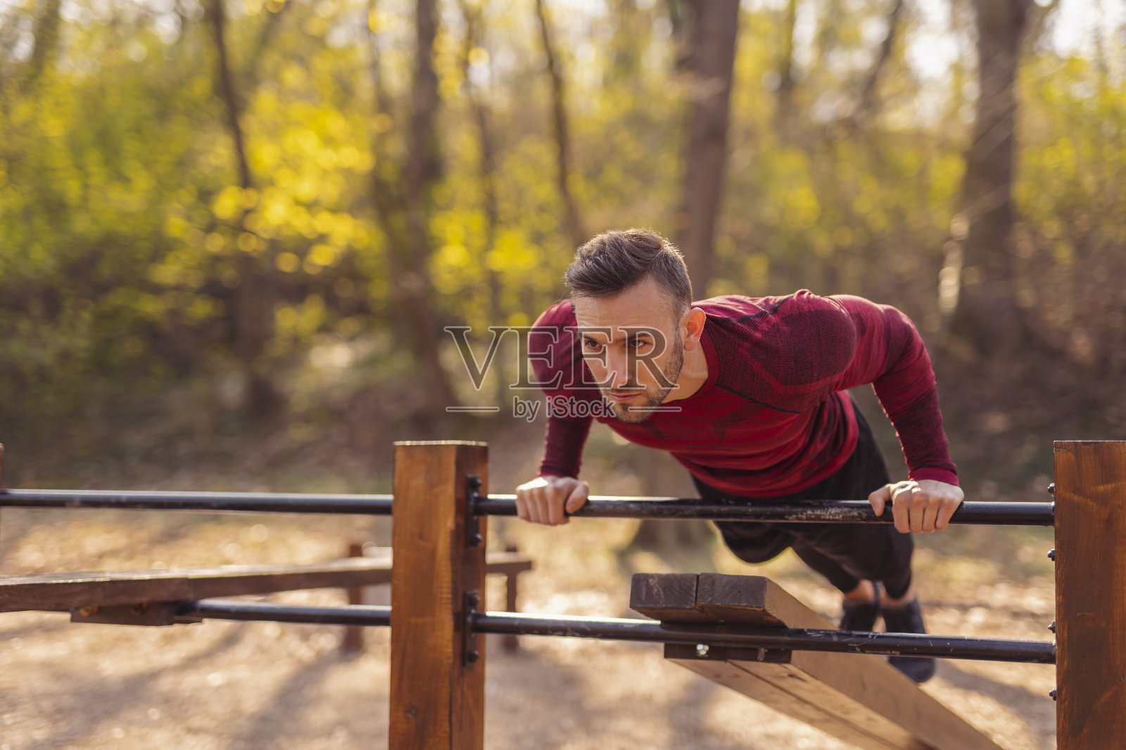 男人在户外锻炼，做俯卧撑照片摄影图片