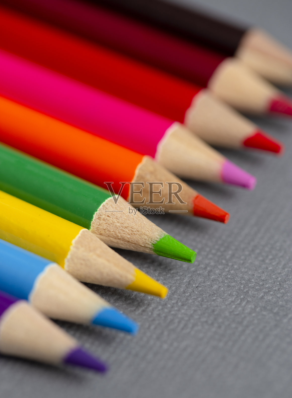 灰色背景上的彩虹色铅笔照片摄影图片