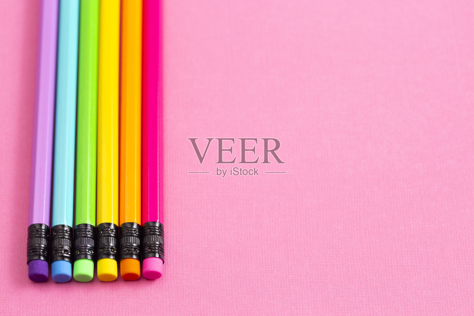 明亮的粉红色桌子上有彩虹铅笔的背景非常适合回到学校照片摄影图片