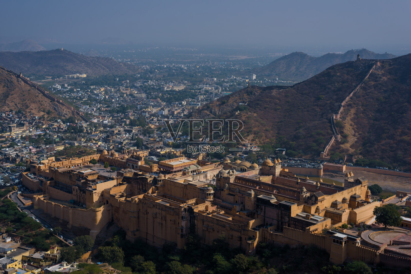 在印度拉贾斯坦邦斋浦尔的阿拉瓦利山边缘的阿米尔堡的俯视图，印度。照片摄影图片