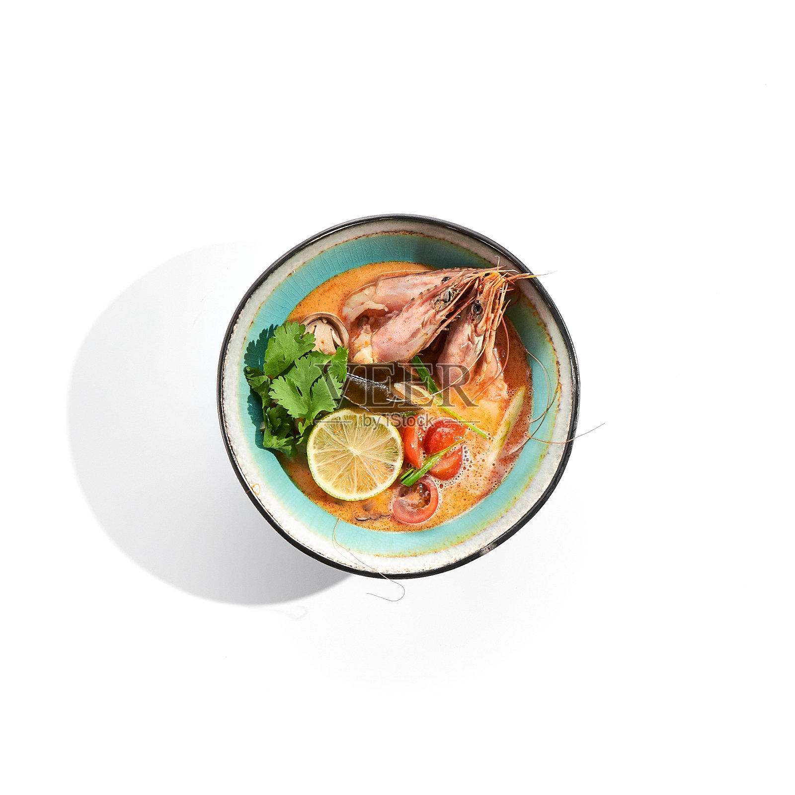酸辣山药——酸辣泰国汤，混合海鲜。泰国传统虾仁椰奶汤。汤姆yum在白色背景上。孤立的汤盘在白色背景上。。照片摄影图片