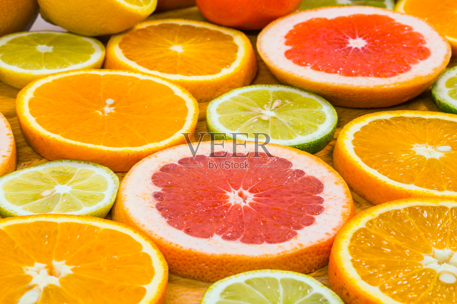 柑橘类水果背景与切片的橙子，柠檬，酸橙，橘子和葡萄柚照片摄影图片