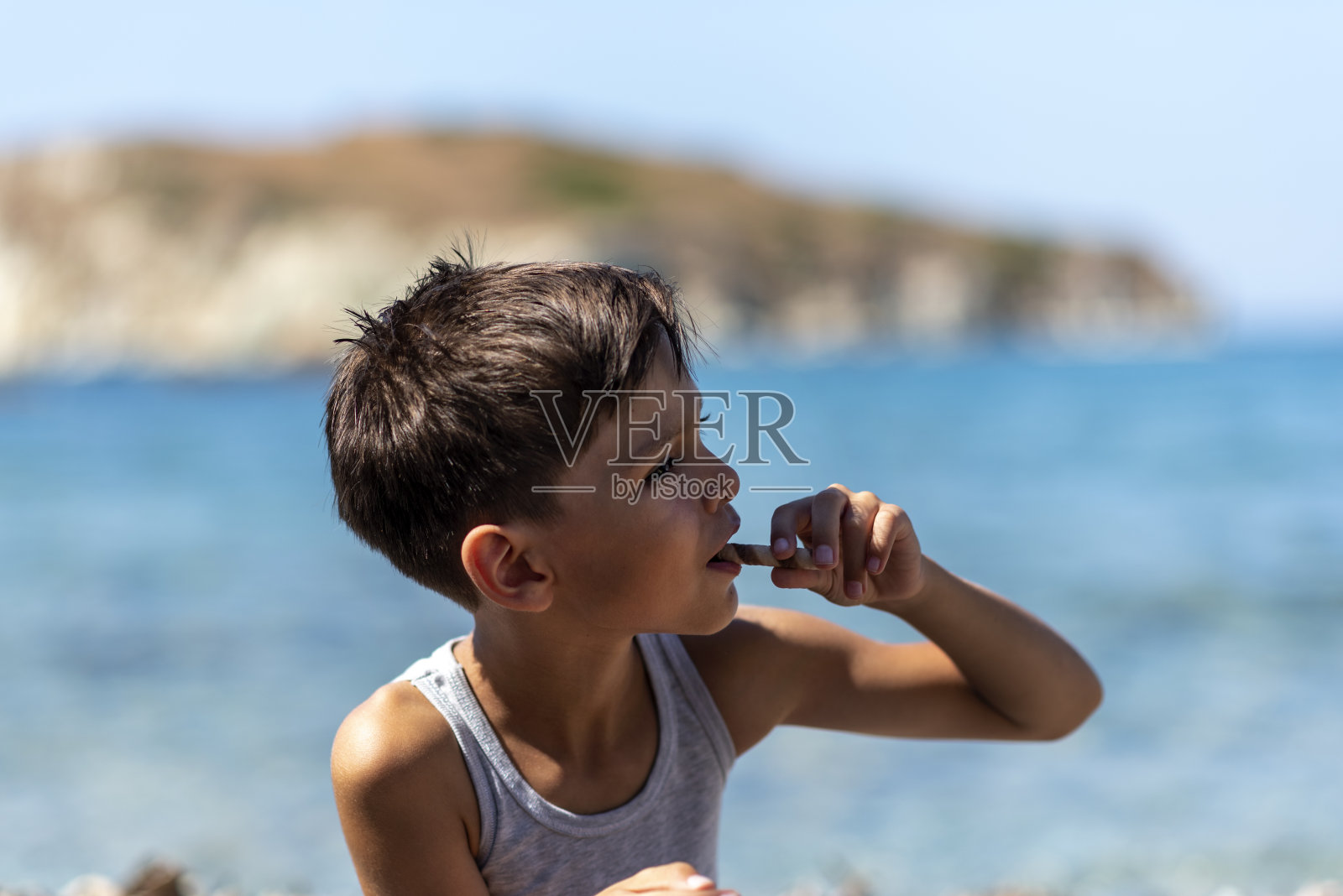 小男孩正在吃威化饼卷照片摄影图片