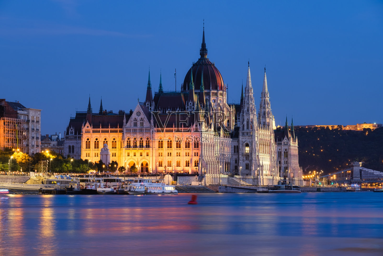 布达佩斯,匈牙利。历史悠久的议会大厦的经典景象。多瑙河和议会大厦。照片摄影图片