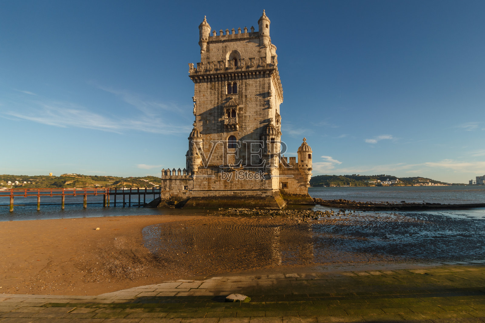 贝伦塔是塔古斯河上的一座防御塔。《里斯本条约》。葡萄牙。联合国教科文组织世界遗产。欧洲最著名的旅游景点。旅游和旅游的概念。照片摄影图片