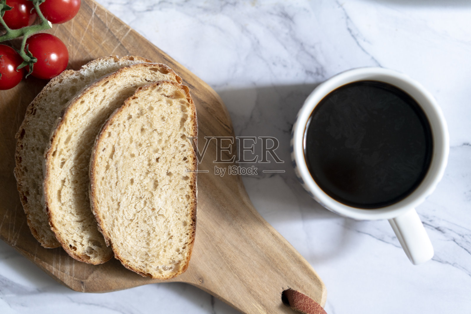简单而健康的早餐:全谷物面包片和桌上的咖啡照片摄影图片