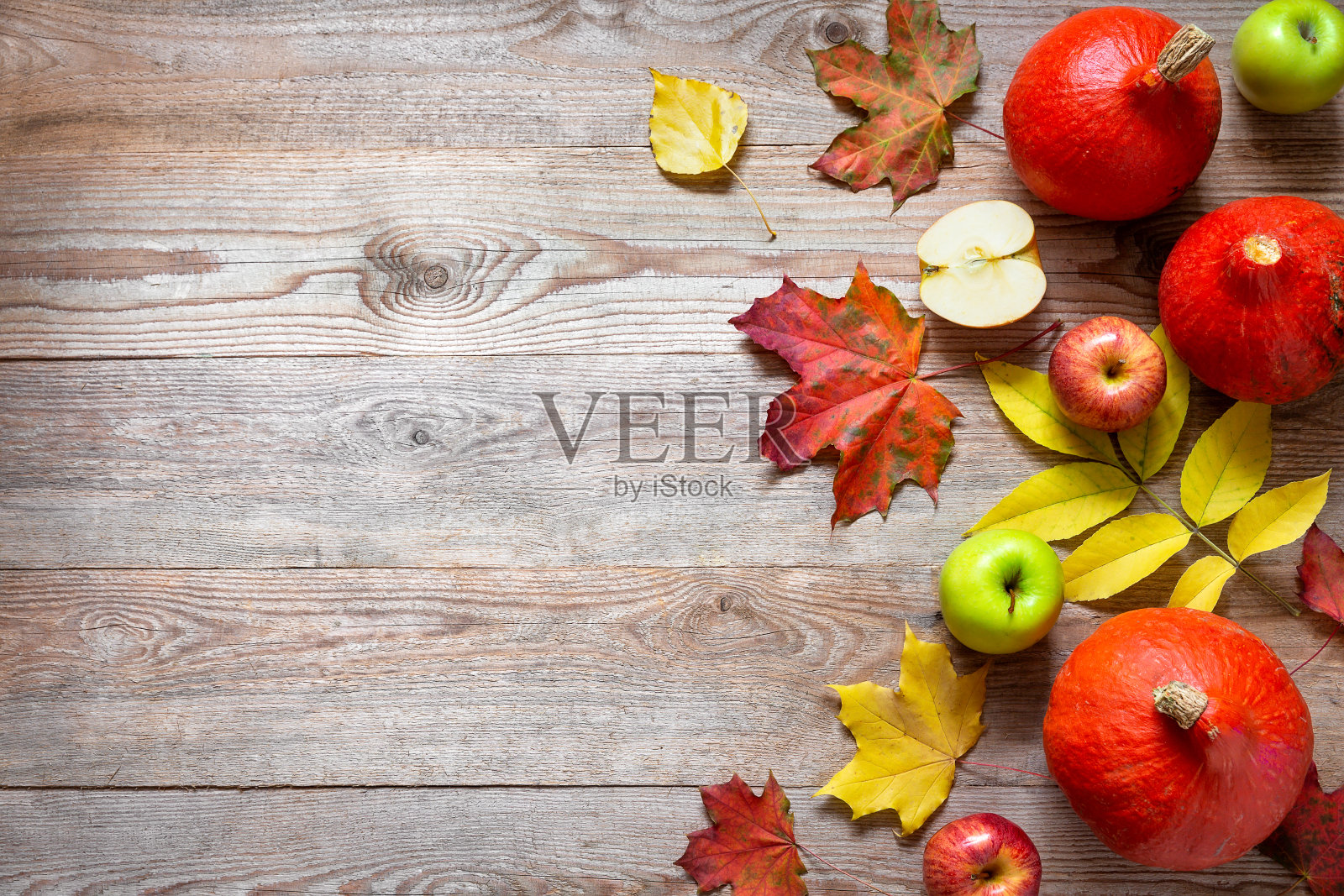 秋天的边界从苹果，南瓜和落叶在旧木桌。照片摄影图片