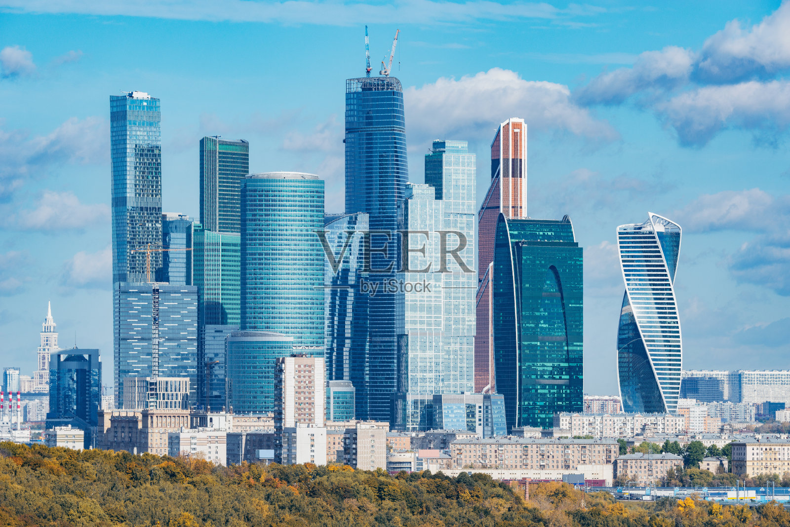 商业城市中心的秋日景观。莫斯科。照片摄影图片