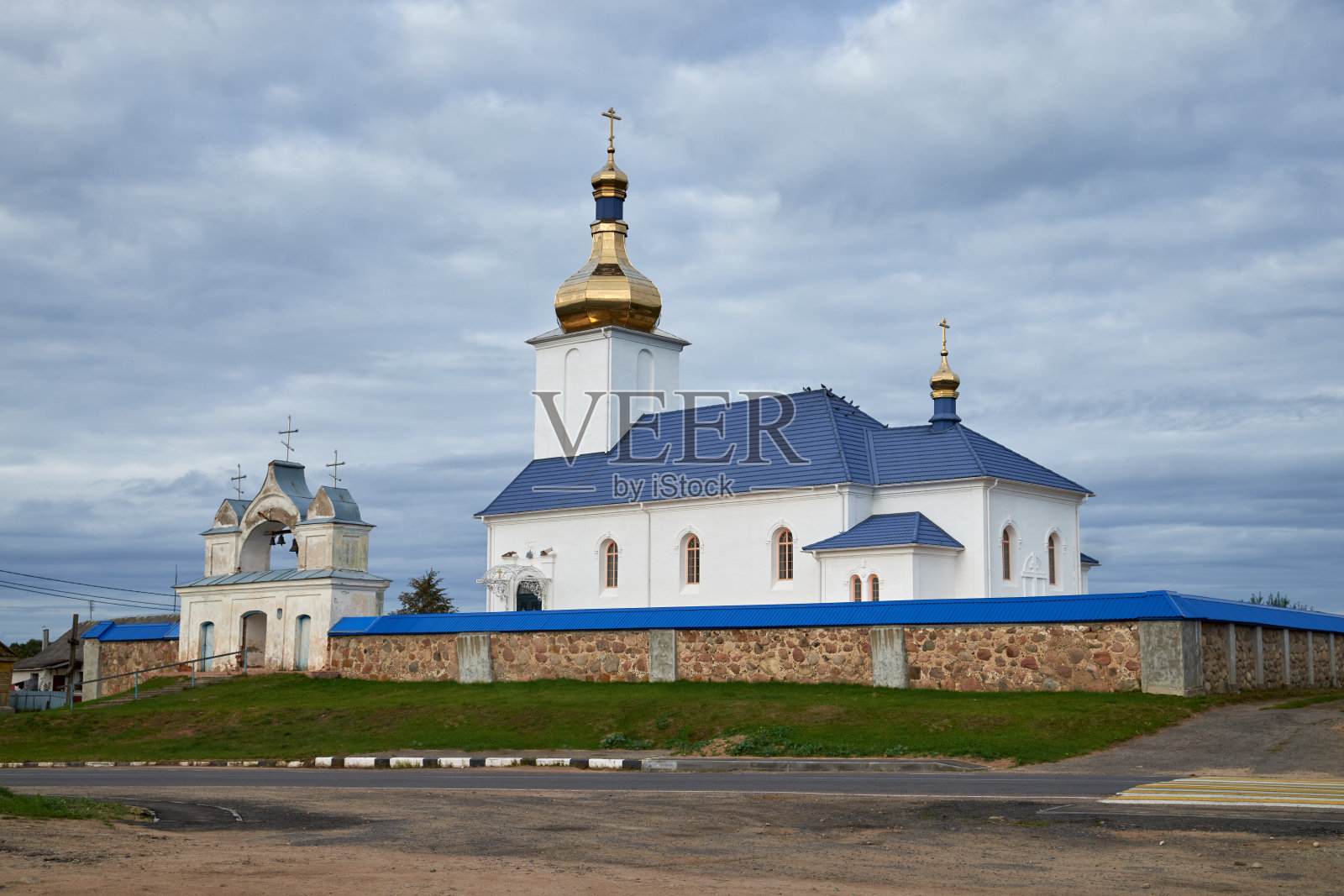 古老的古代东正教圣母升天教堂，Novy Sverzhen村，Stolbtsy区，白俄罗斯明斯克地区。照片摄影图片